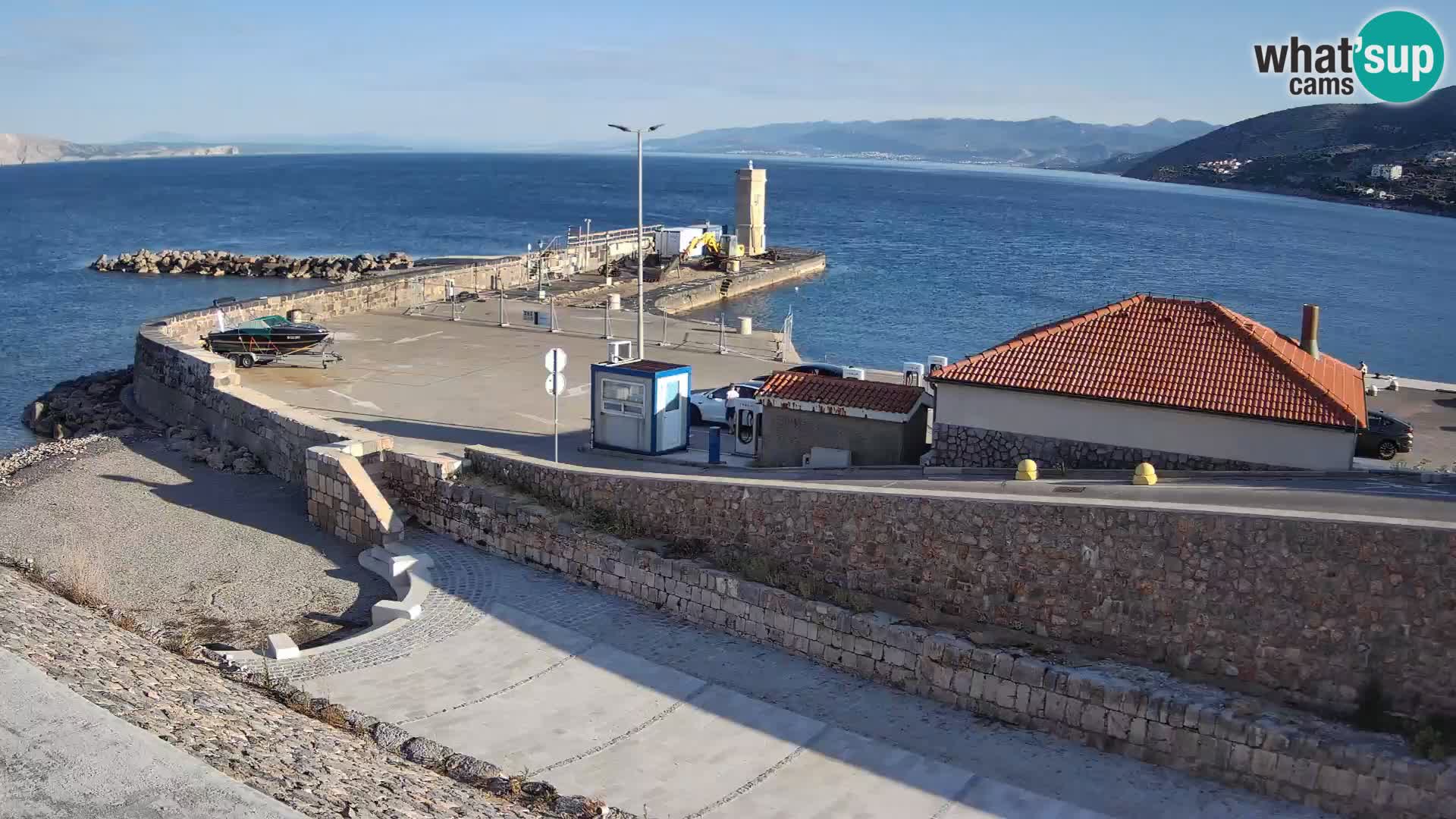 Spletna kamera Senj pristanišče – Pogled na valobran in svetilnik