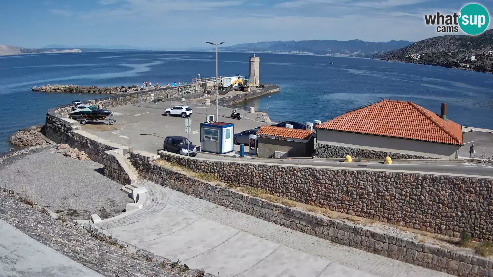 Spletna kamera Senj pristanišče – Pogled na valobran in svetilnik