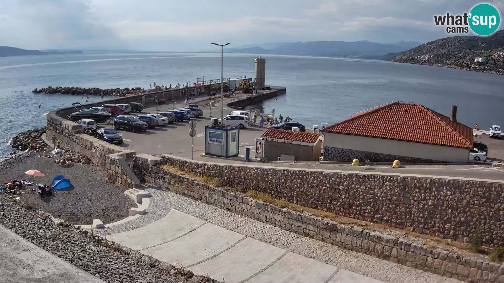 Spletna kamera Senj pristanišče – Pogled na valobran in svetilnik