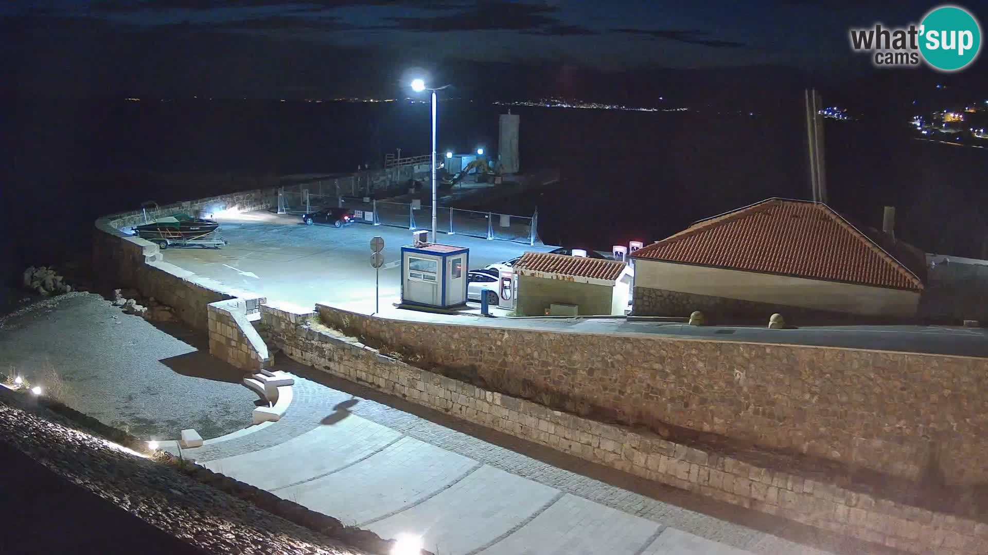 Spletna kamera Senj pristanišče – Pogled na valobran in svetilnik