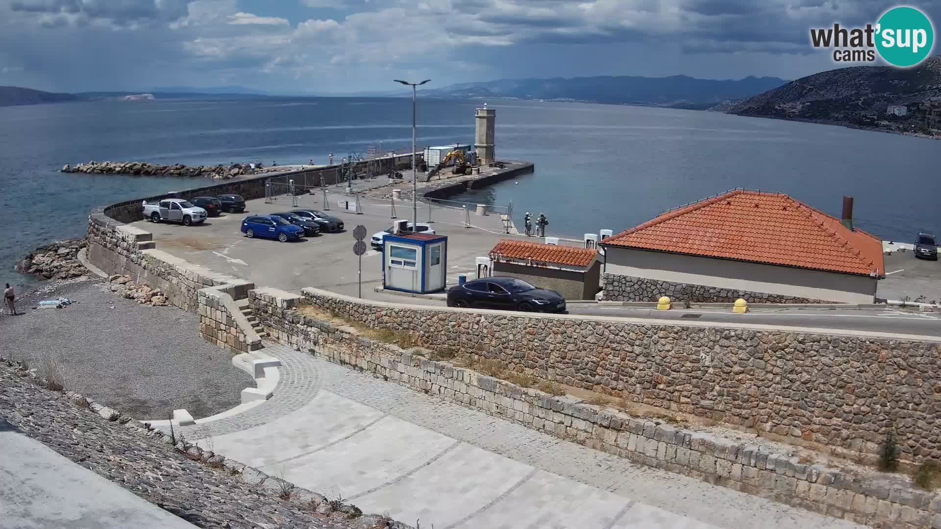 Spletna kamera Senj pristanišče – Pogled na valobran in svetilnik