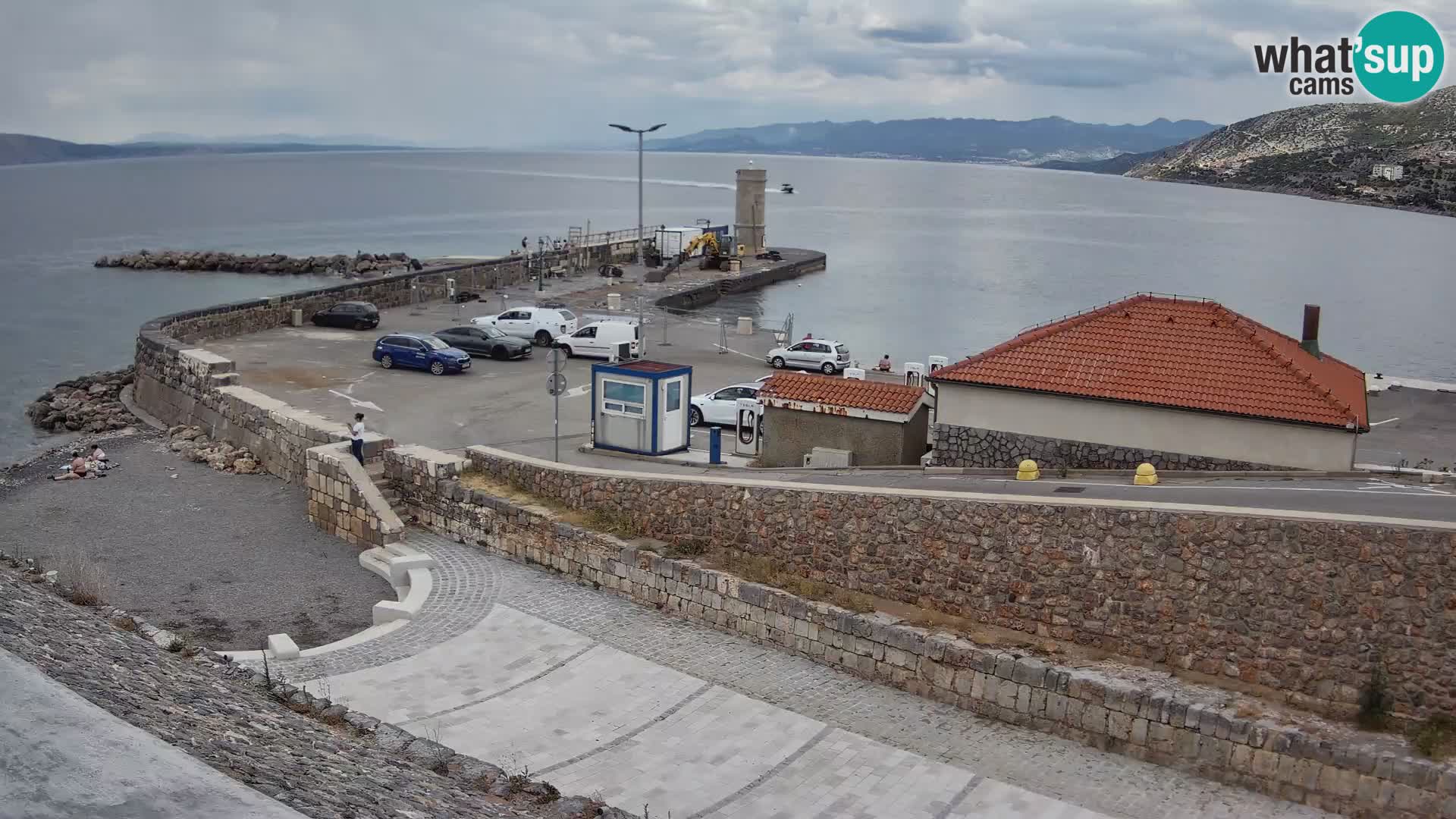 Spletna kamera Senj pristanišče – Pogled na valobran in svetilnik