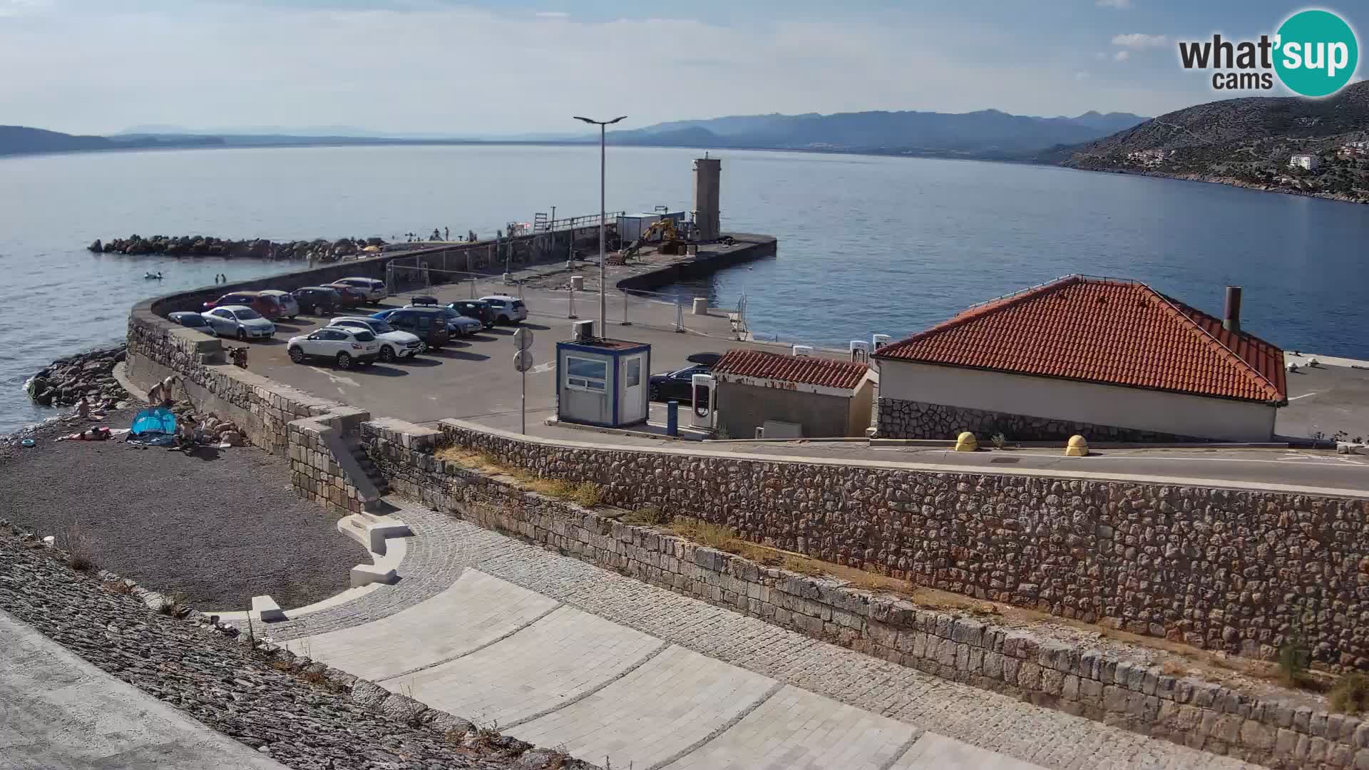 Spletna kamera Senj pristanišče – Pogled na valobran in svetilnik