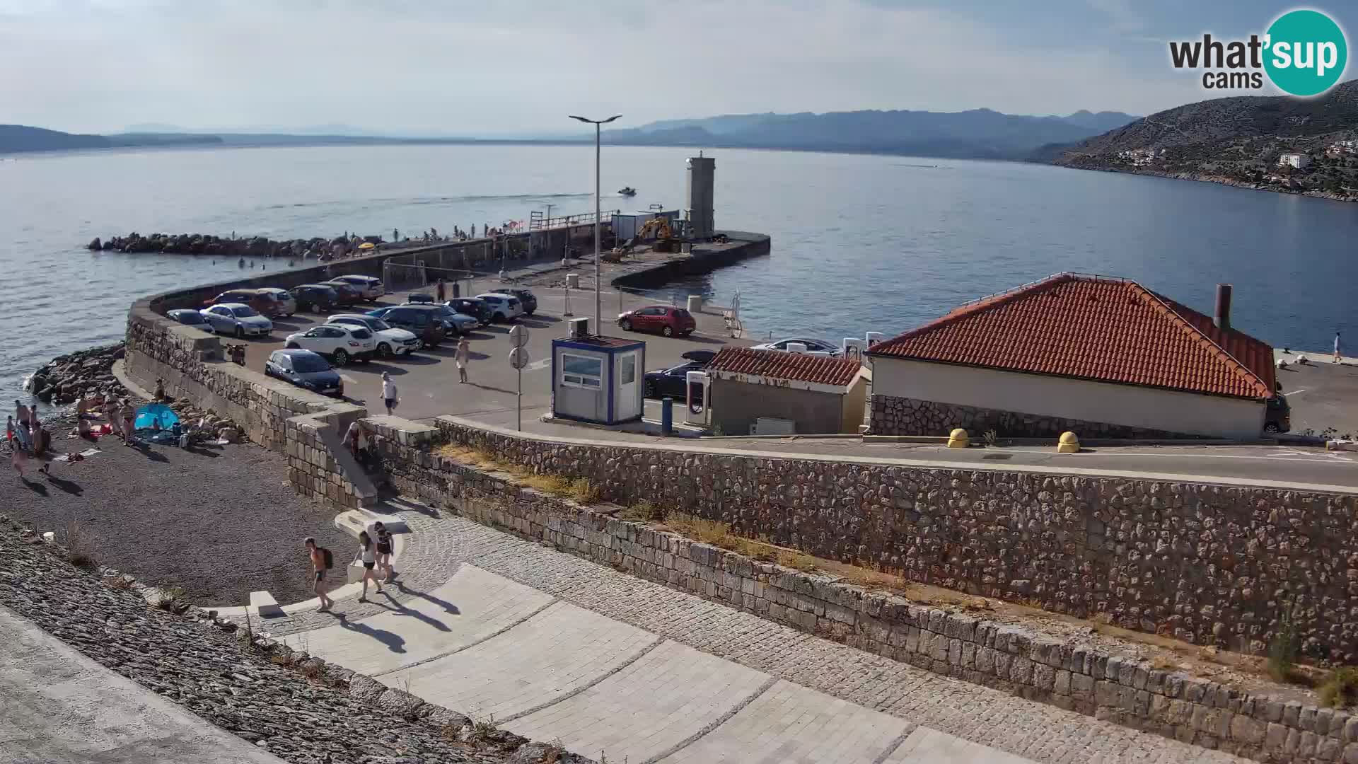 Spletna kamera Senj pristanišče – Pogled na valobran in svetilnik
