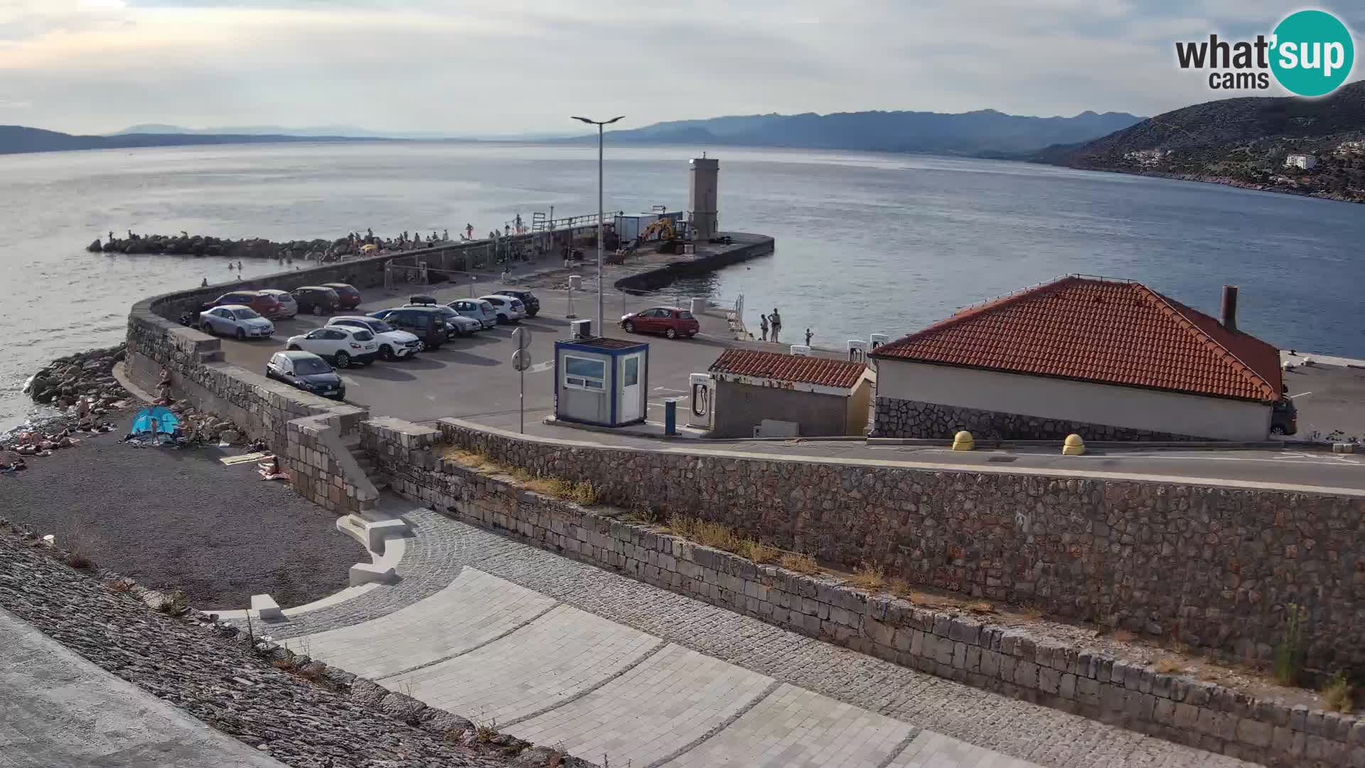 Spletna kamera Senj pristanišče – Pogled na valobran in svetilnik