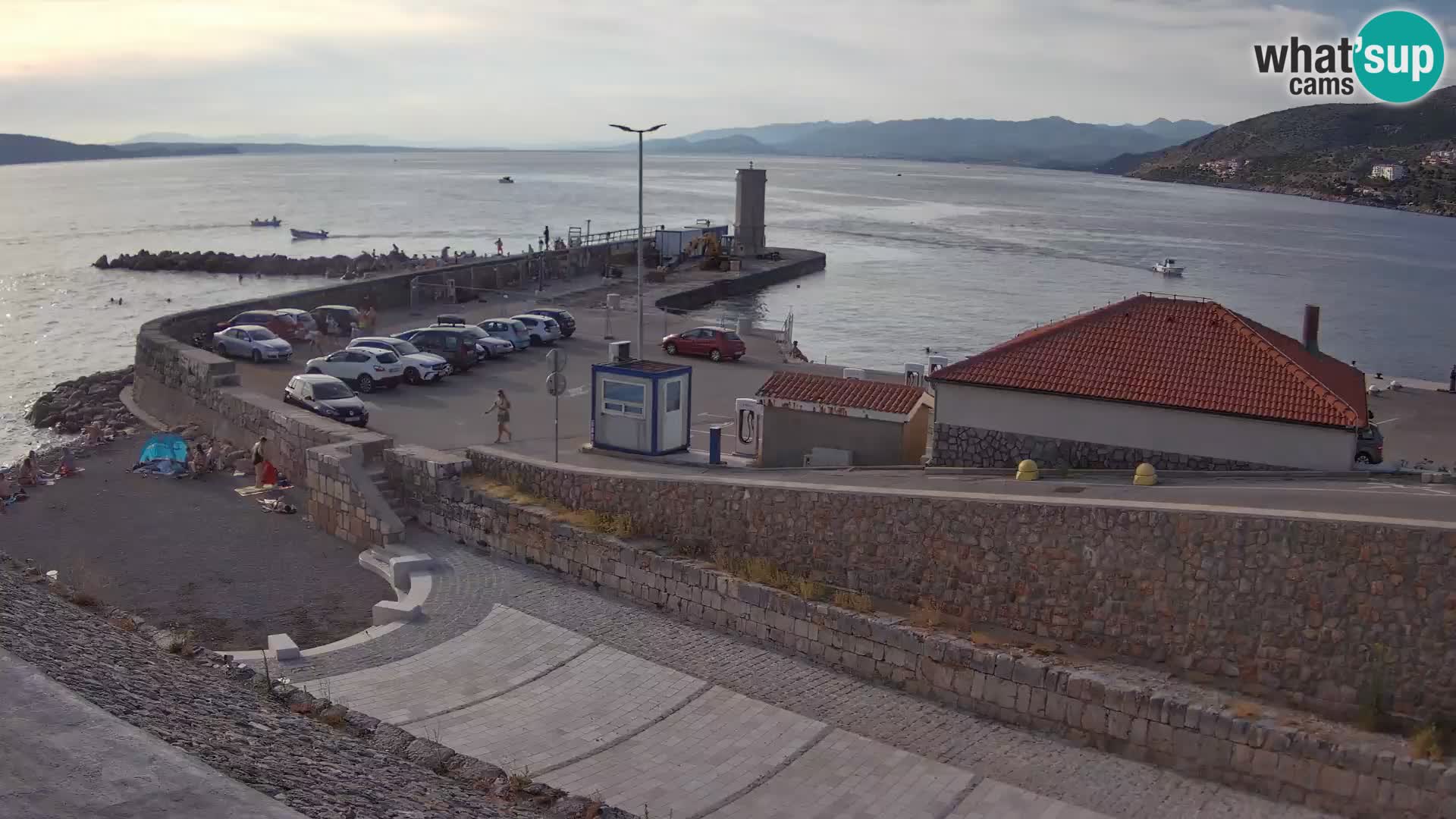 Spletna kamera Senj pristanišče – Pogled na valobran in svetilnik