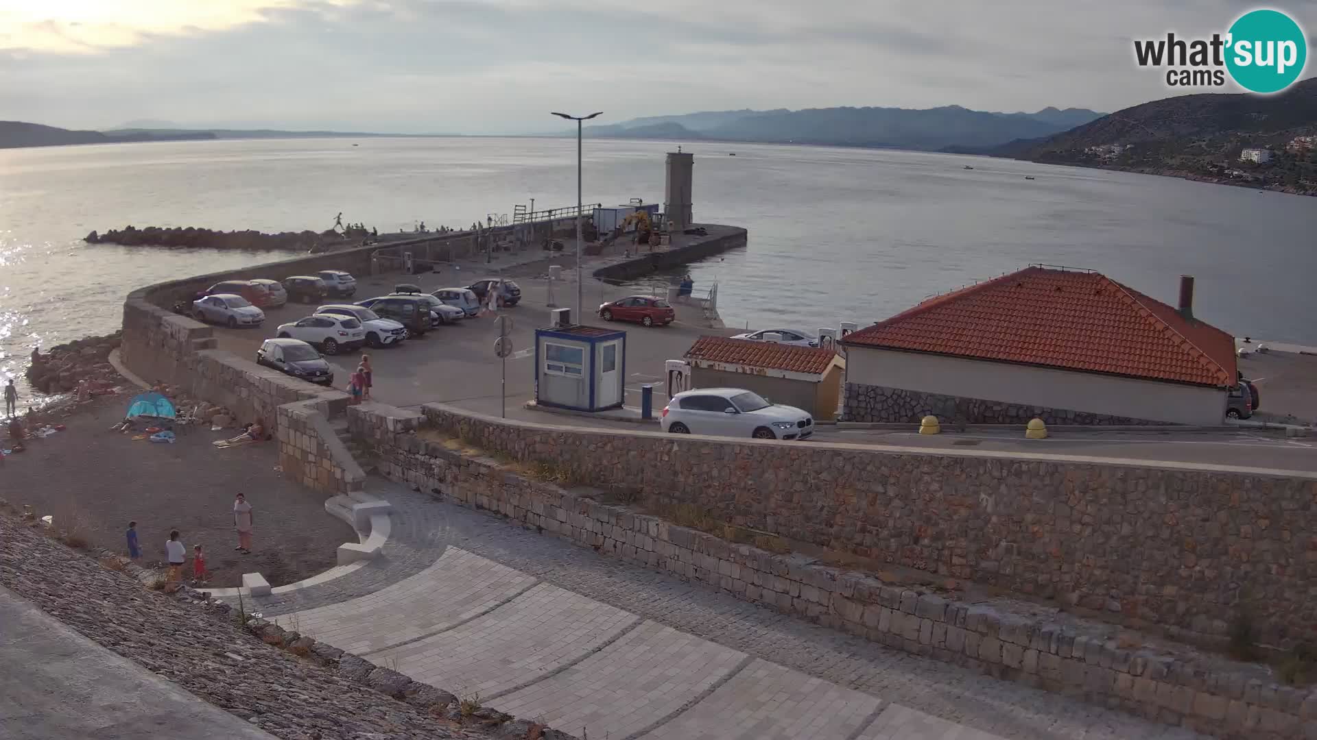 Spletna kamera Senj pristanišče – Pogled na valobran in svetilnik