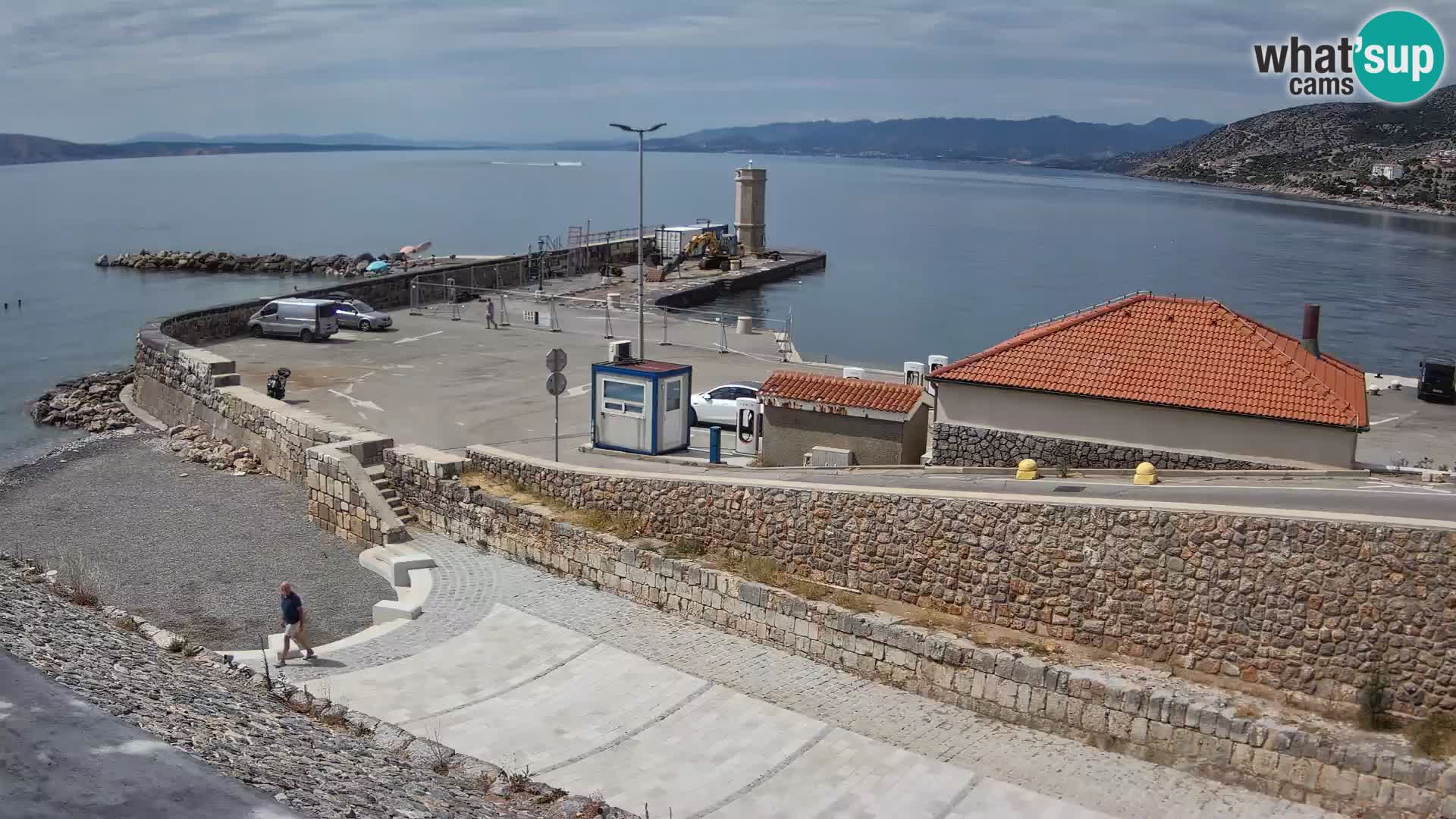 Spletna kamera Senj pristanišče – Pogled na valobran in svetilnik