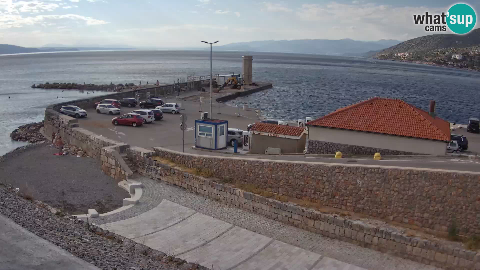 Spletna kamera Senj pristanišče – Pogled na valobran in svetilnik