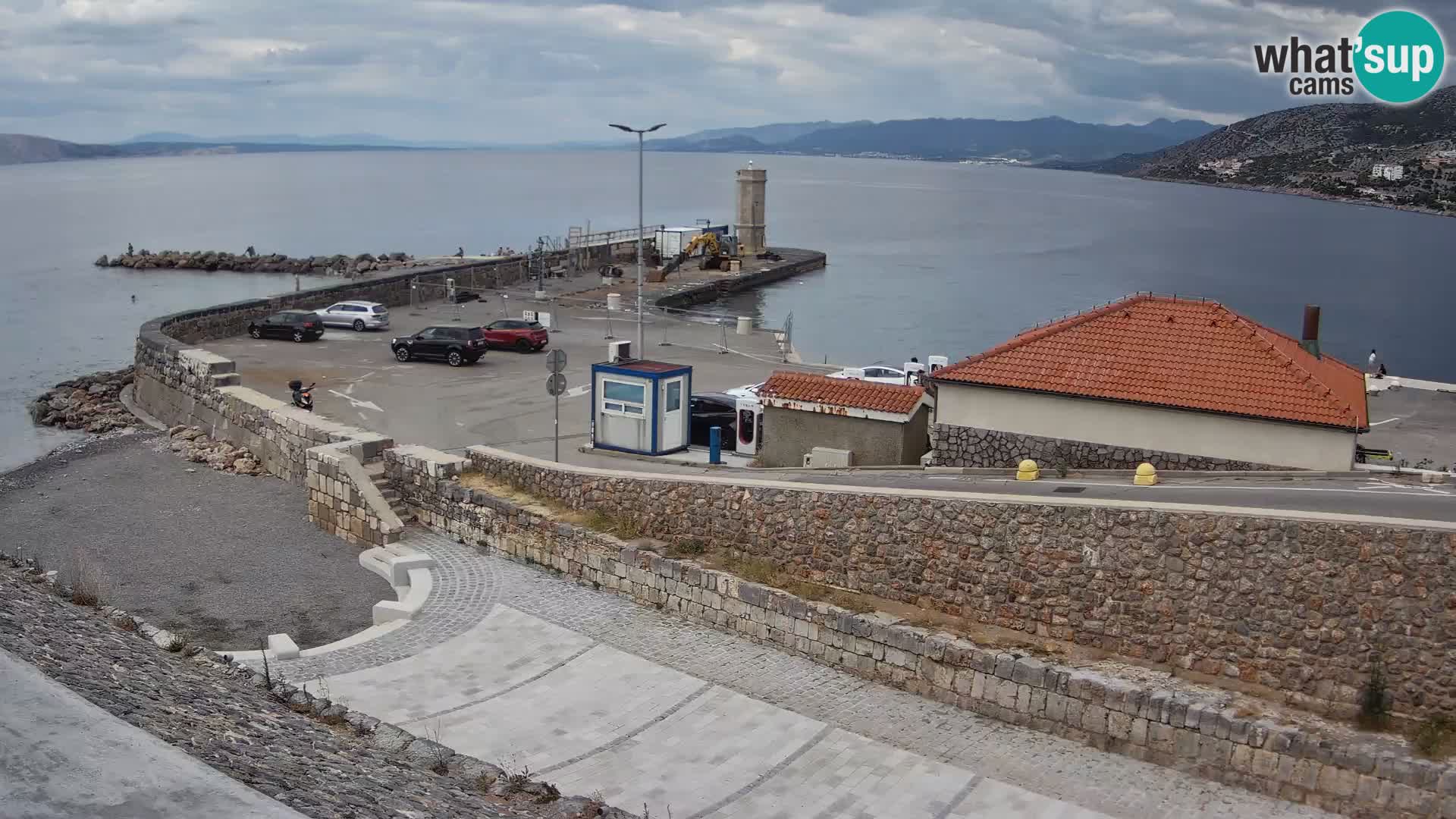 Spletna kamera Senj pristanišče – Pogled na valobran in svetilnik