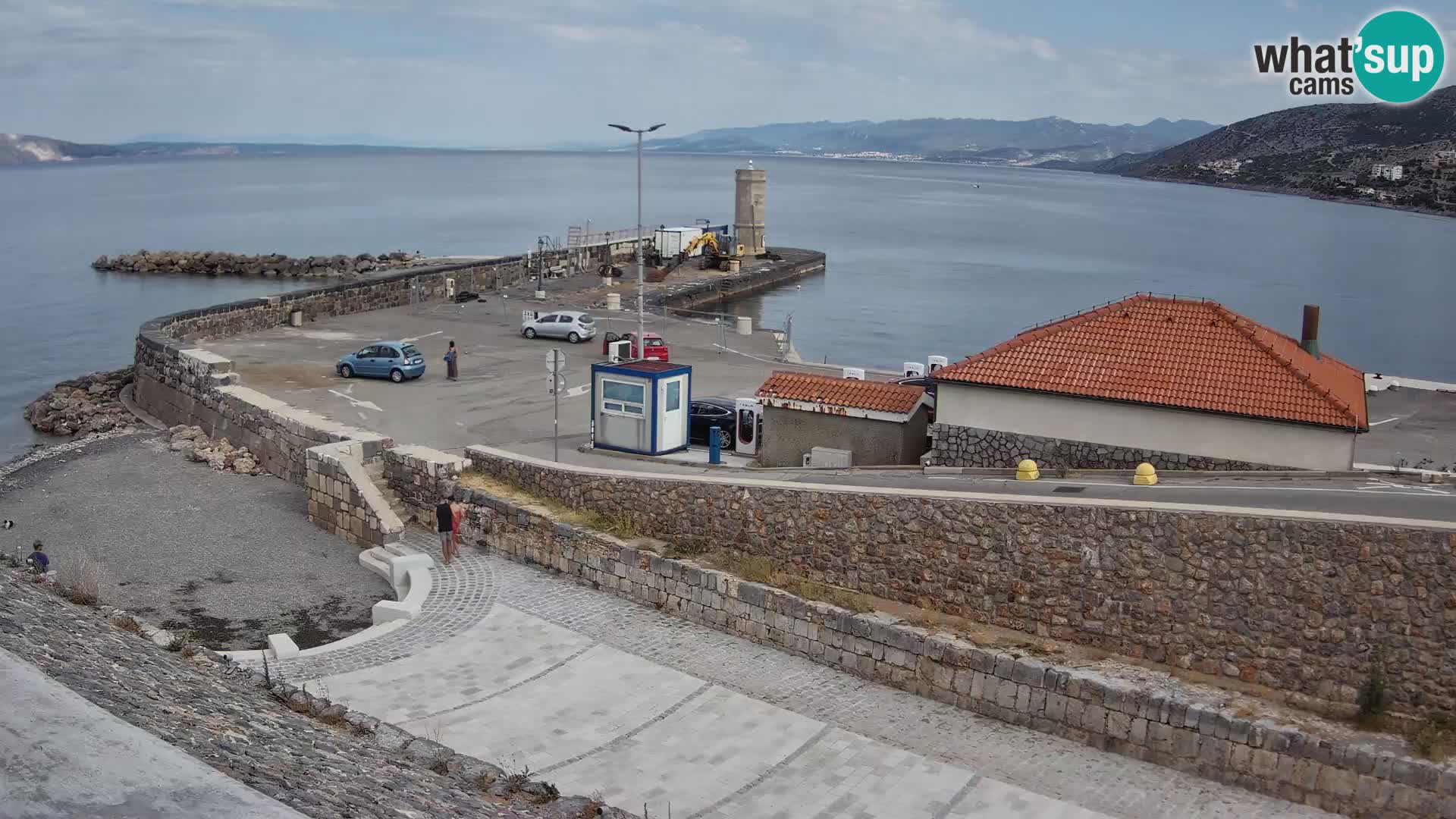 Spletna kamera Senj pristanišče – Pogled na valobran in svetilnik