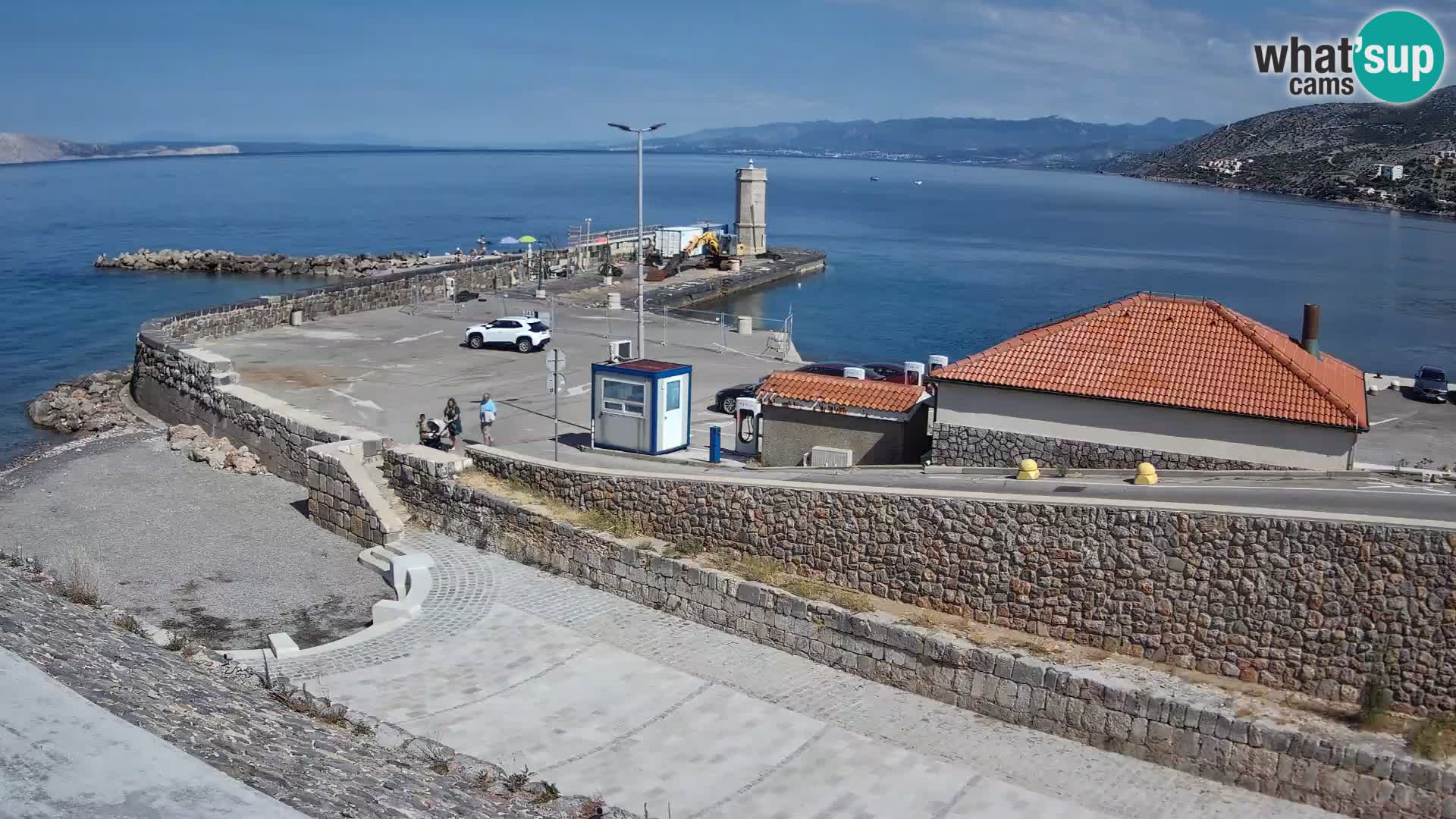 Spletna kamera Senj pristanišče – Pogled na valobran in svetilnik