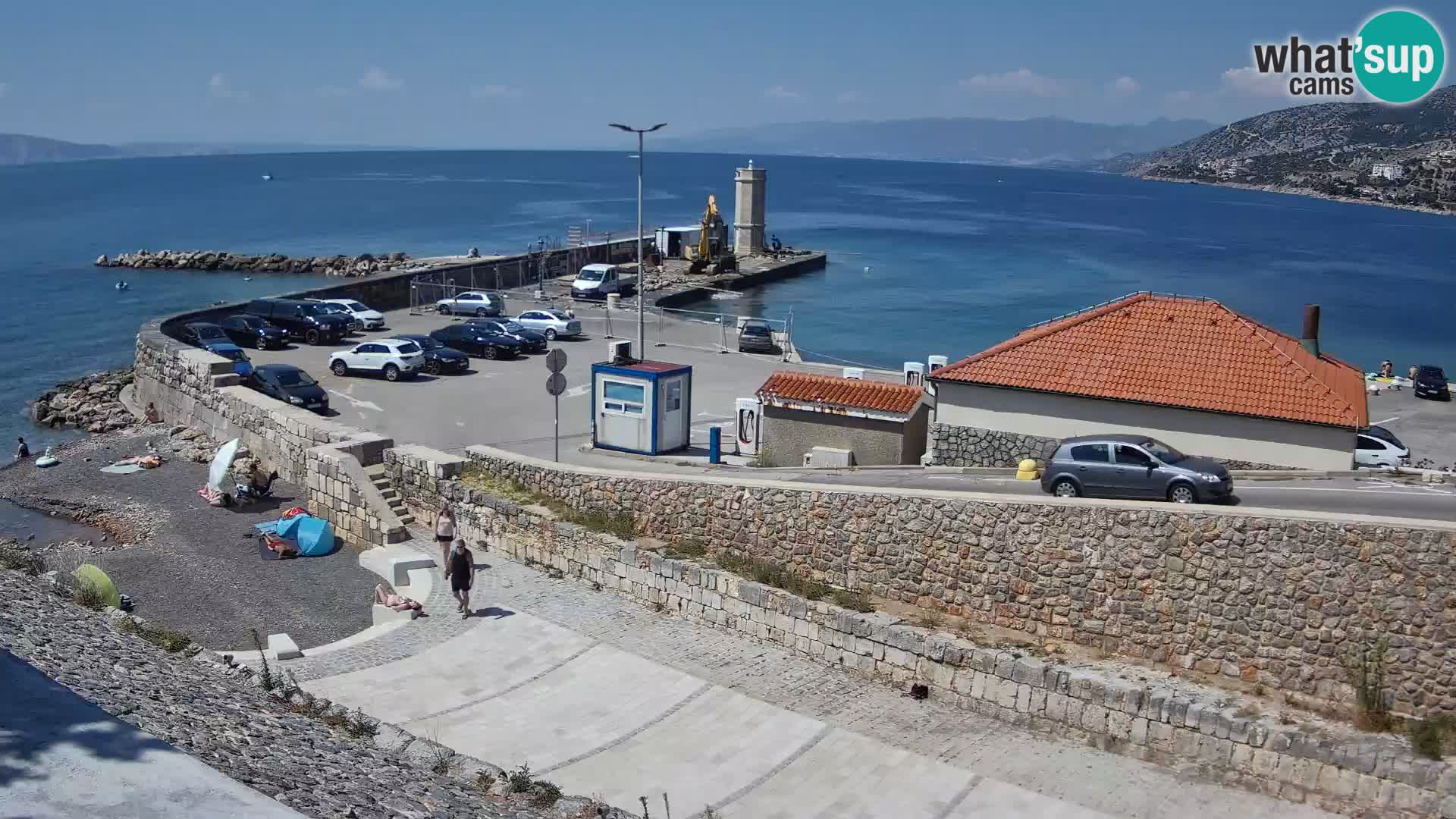 Spletna kamera Senj pristanišče – Pogled na valobran in svetilnik