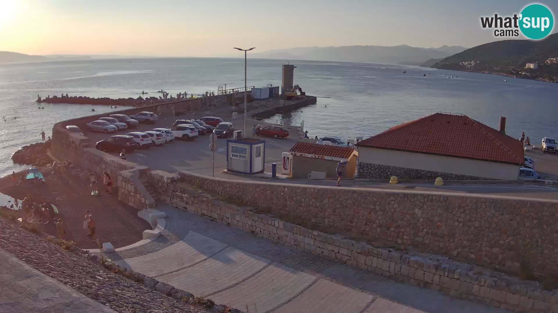 Spletna kamera Senj pristanišče – Pogled na valobran in svetilnik