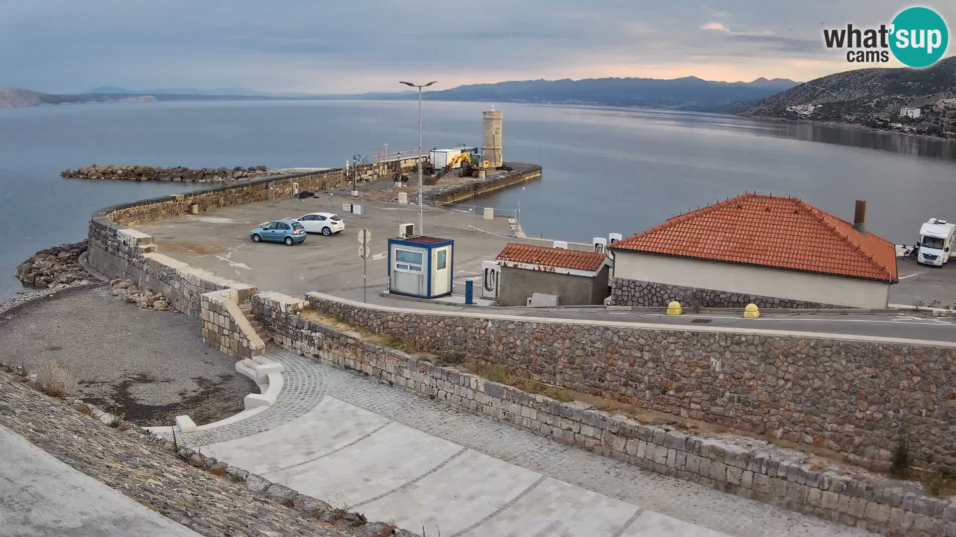Spletna kamera Senj pristanišče – Pogled na valobran in svetilnik