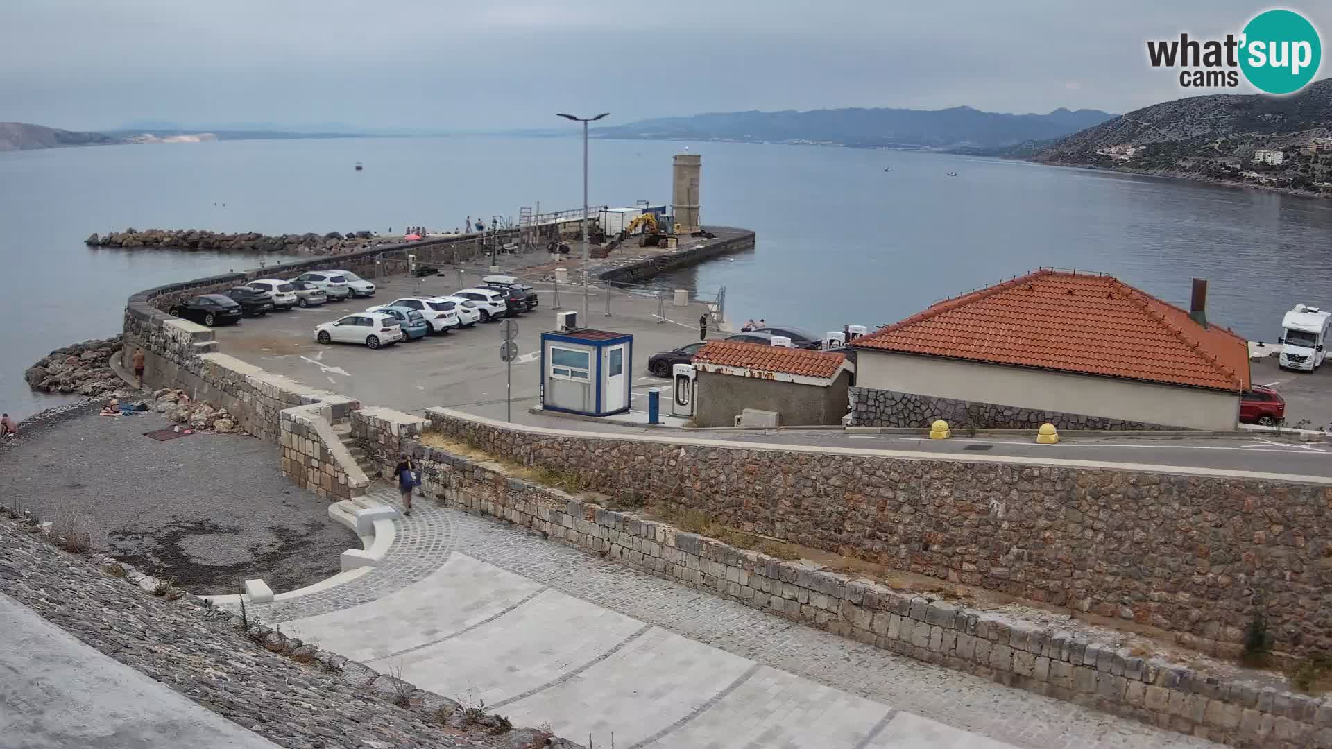 Spletna kamera Senj pristanišče – Pogled na valobran in svetilnik