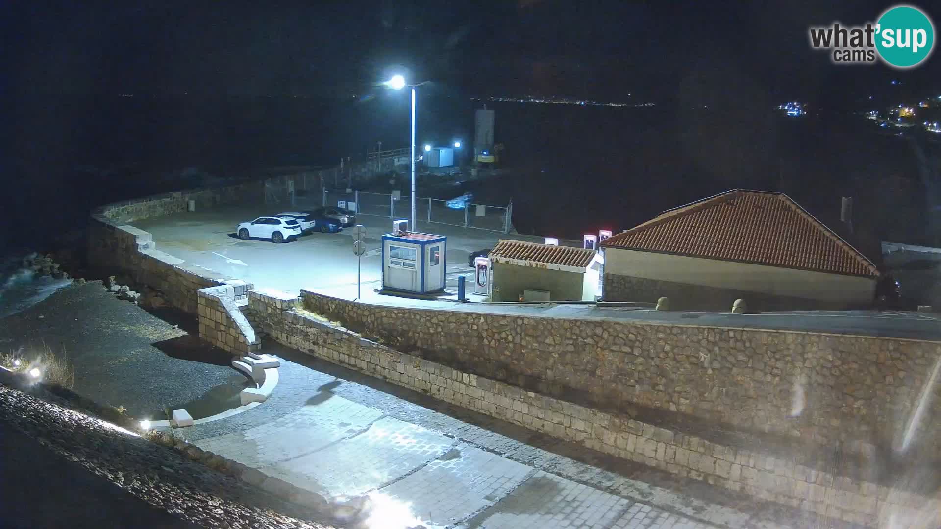 Spletna kamera Senj pristanišče – Pogled na valobran in svetilnik