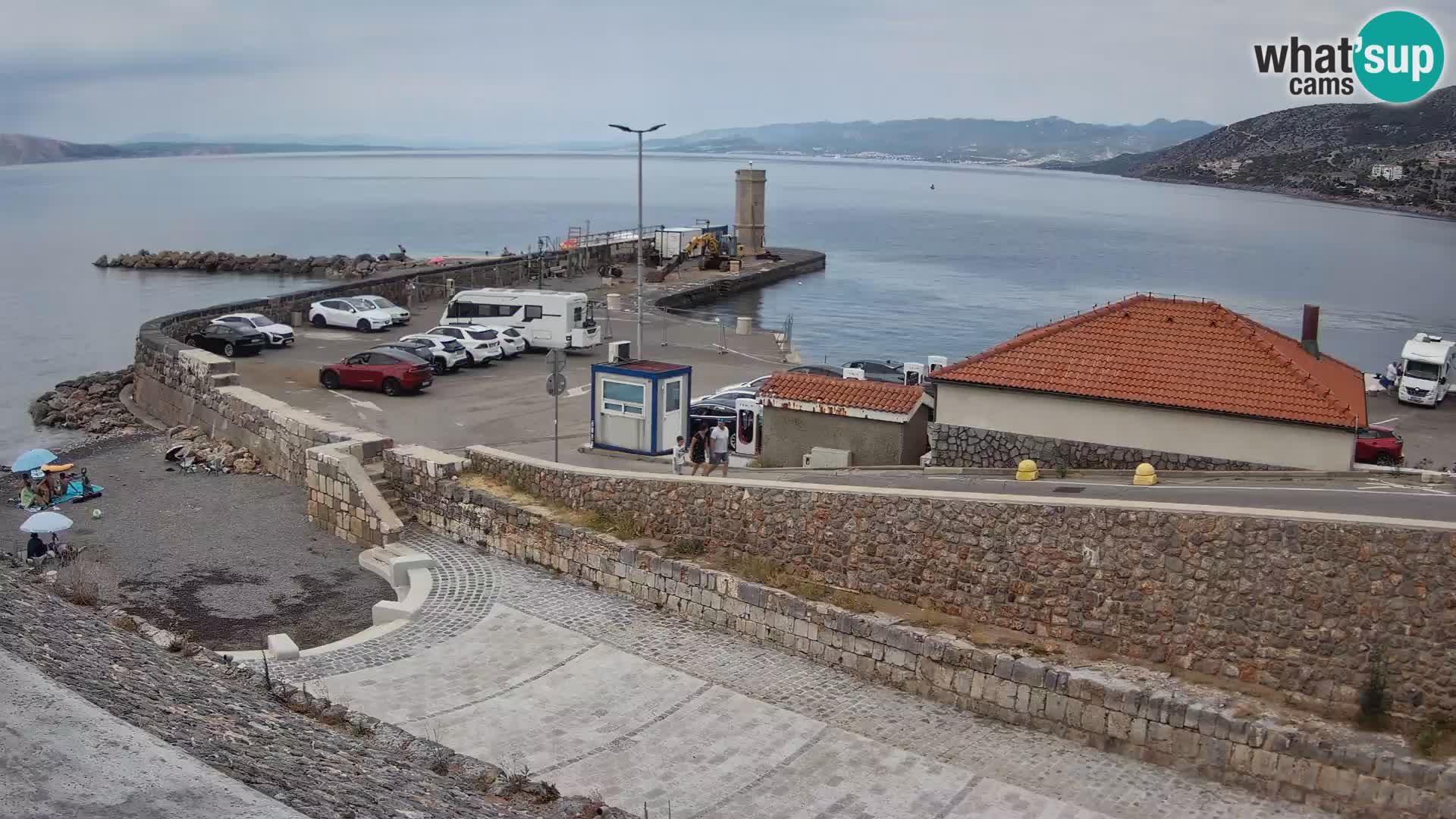 Spletna kamera Senj pristanišče – Pogled na valobran in svetilnik