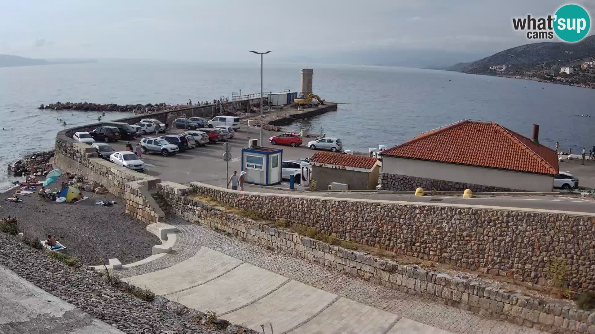 Spletna kamera Senj pristanišče – Pogled na valobran in svetilnik