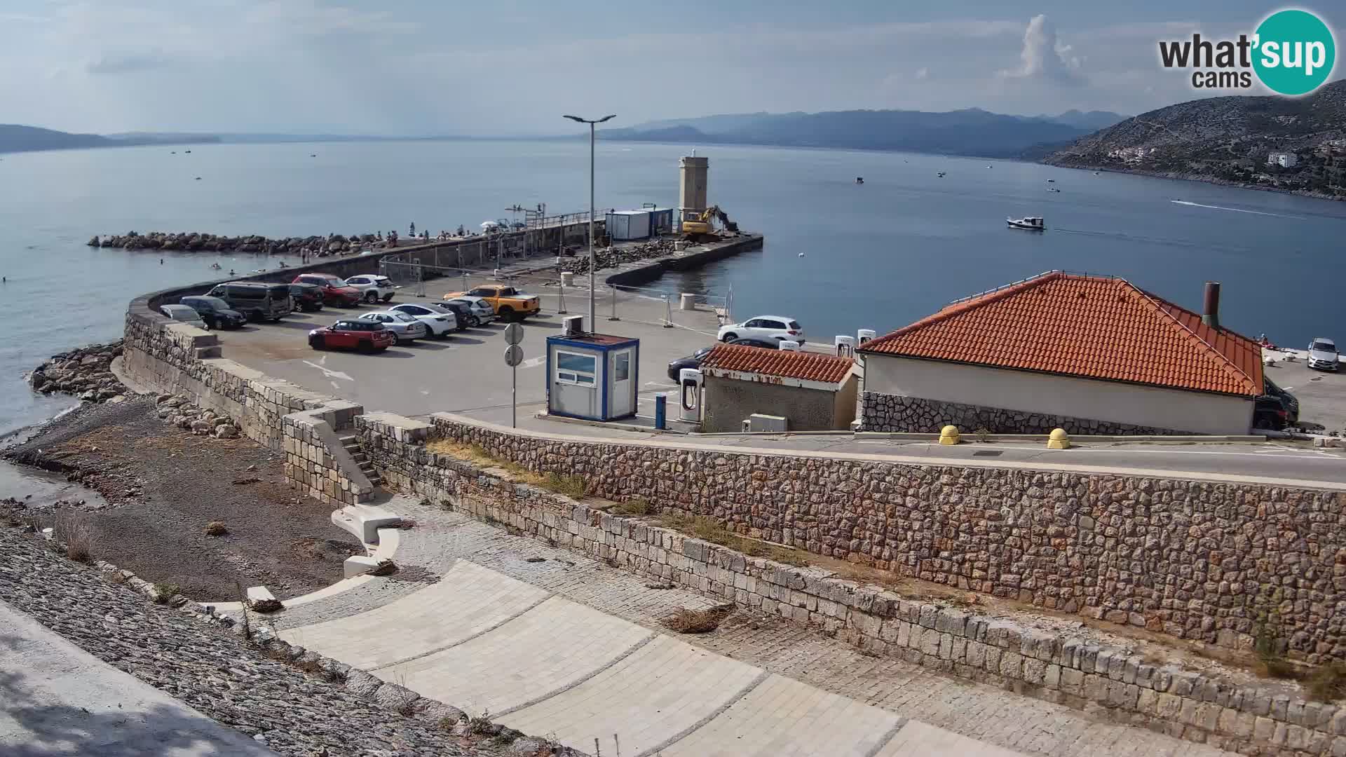 Spletna kamera Senj pristanišče – Pogled na valobran in svetilnik