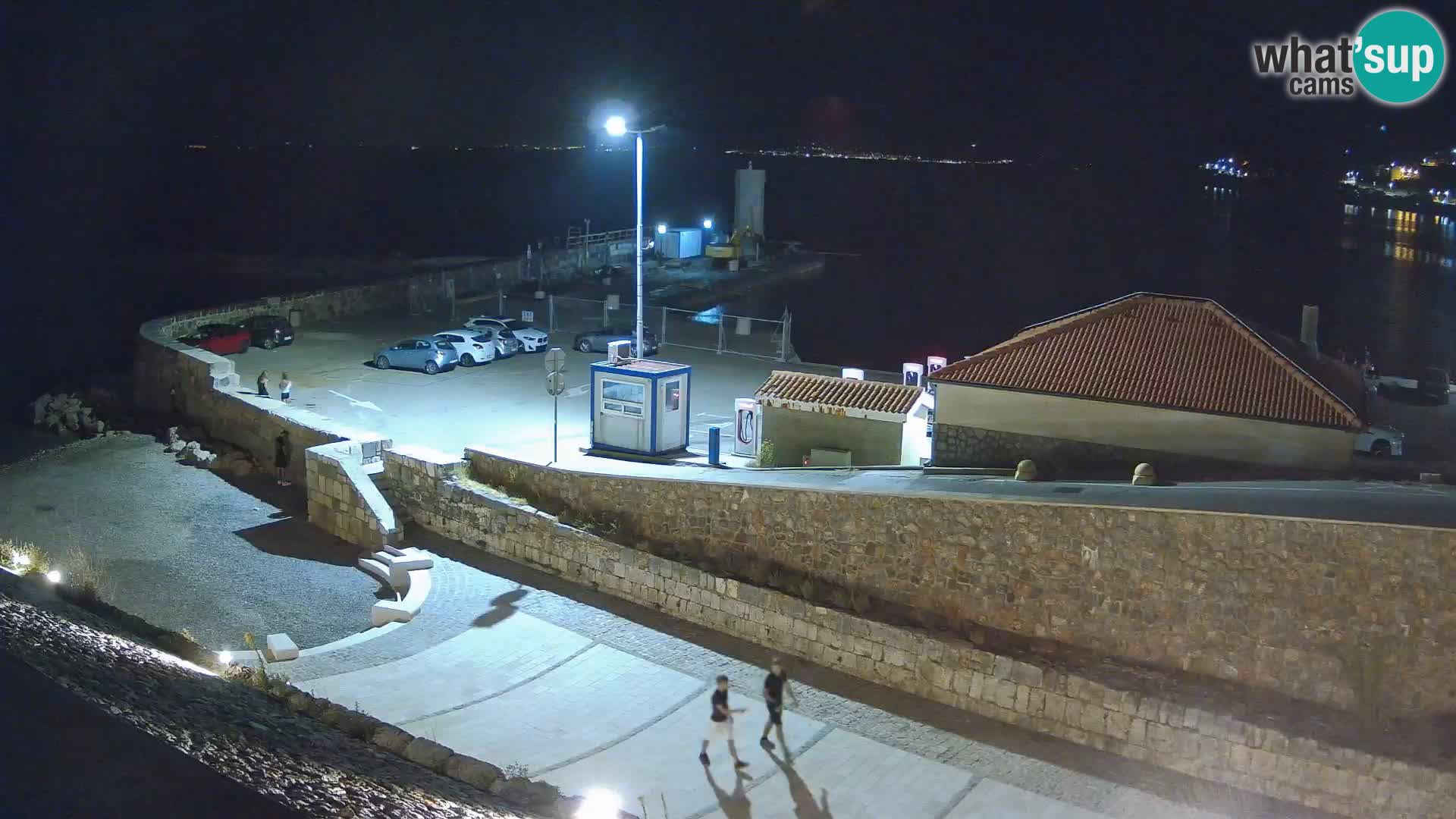Spletna kamera Senj pristanišče – Pogled na valobran in svetilnik