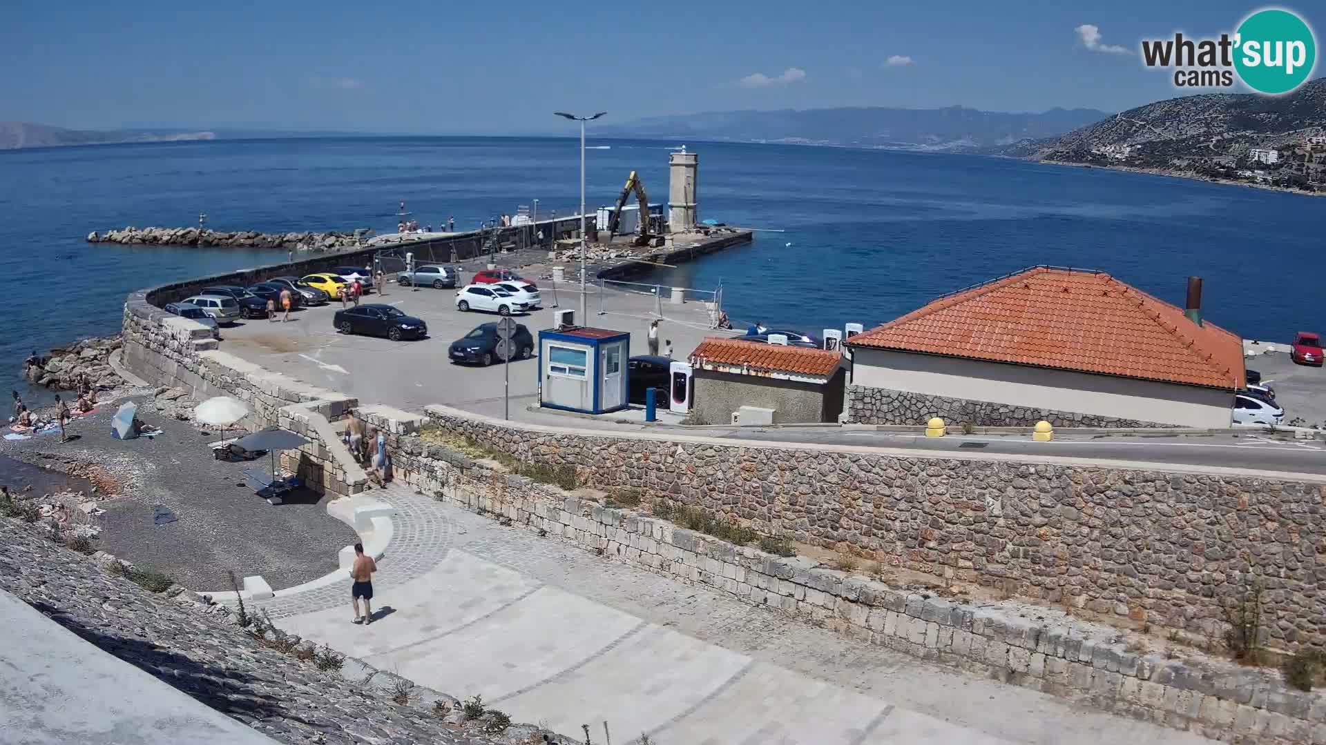 Spletna kamera Senj pristanišče – Pogled na valobran in svetilnik