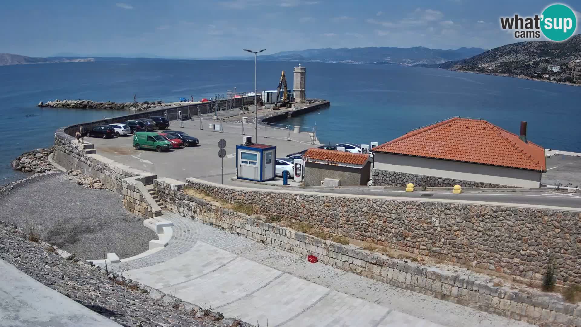 Spletna kamera Senj pristanišče – Pogled na valobran in svetilnik