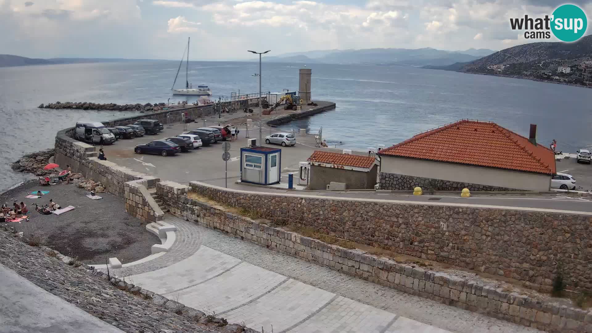 Spletna kamera Senj pristanišče – Pogled na valobran in svetilnik