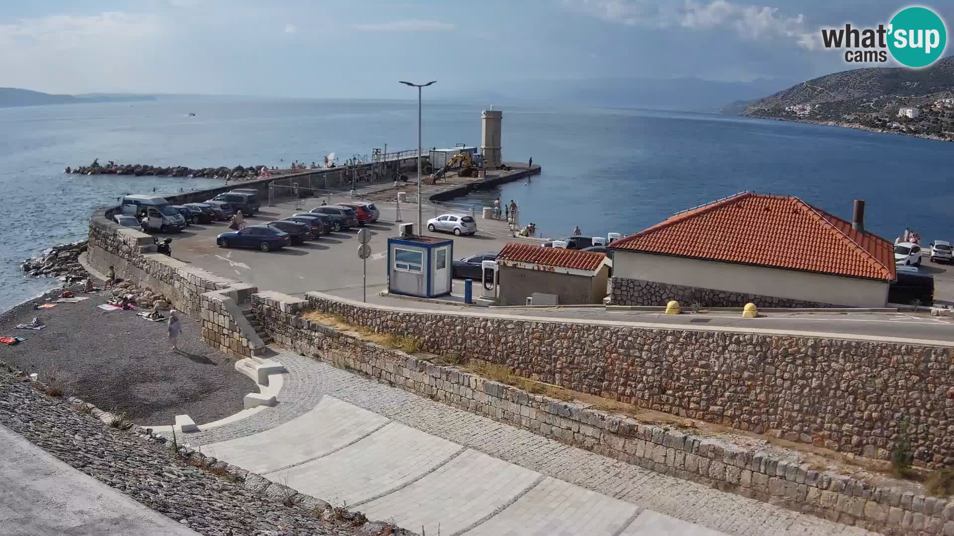 Spletna kamera Senj pristanišče – Pogled na valobran in svetilnik