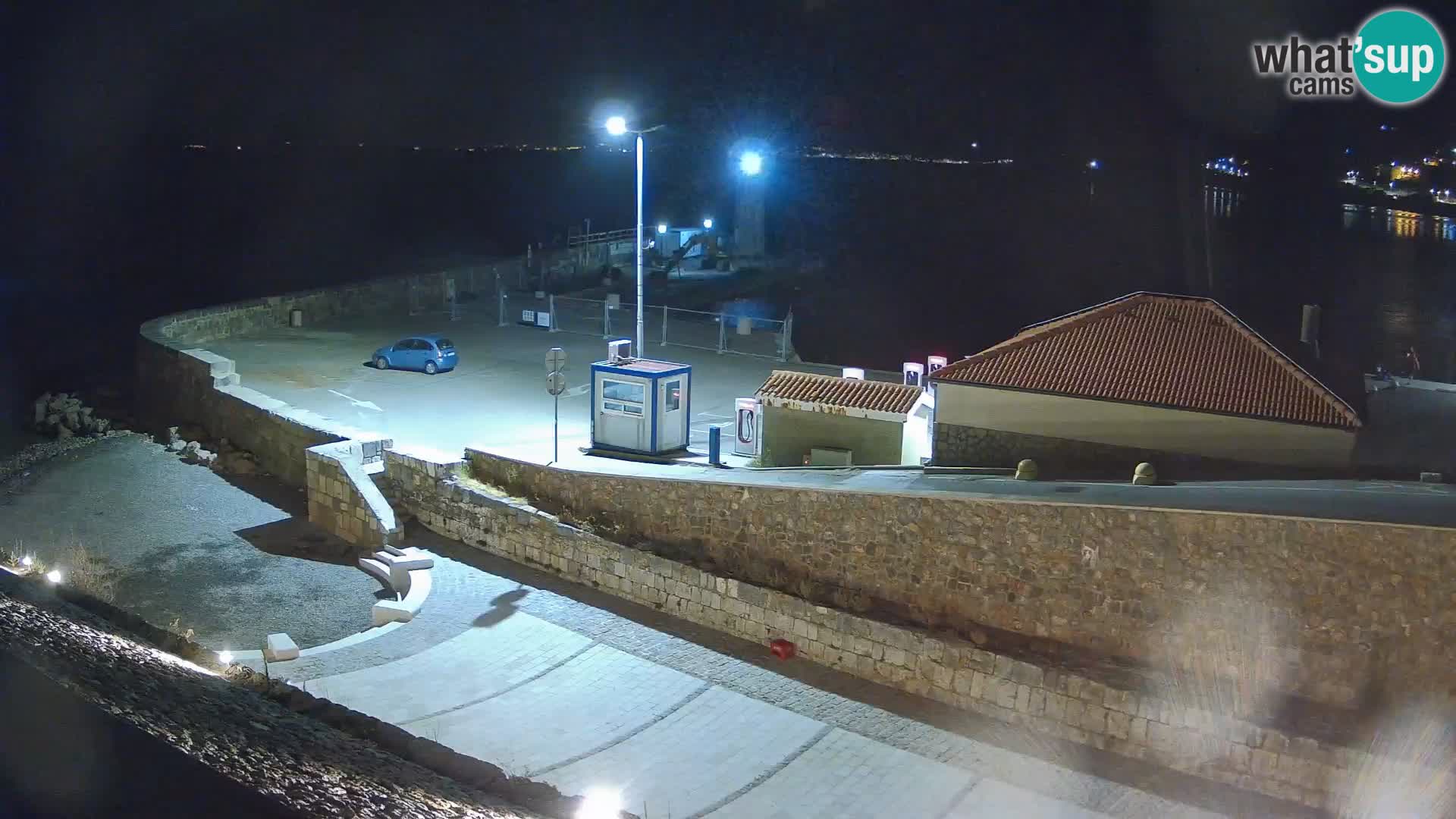 Spletna kamera Senj pristanišče – Pogled na valobran in svetilnik