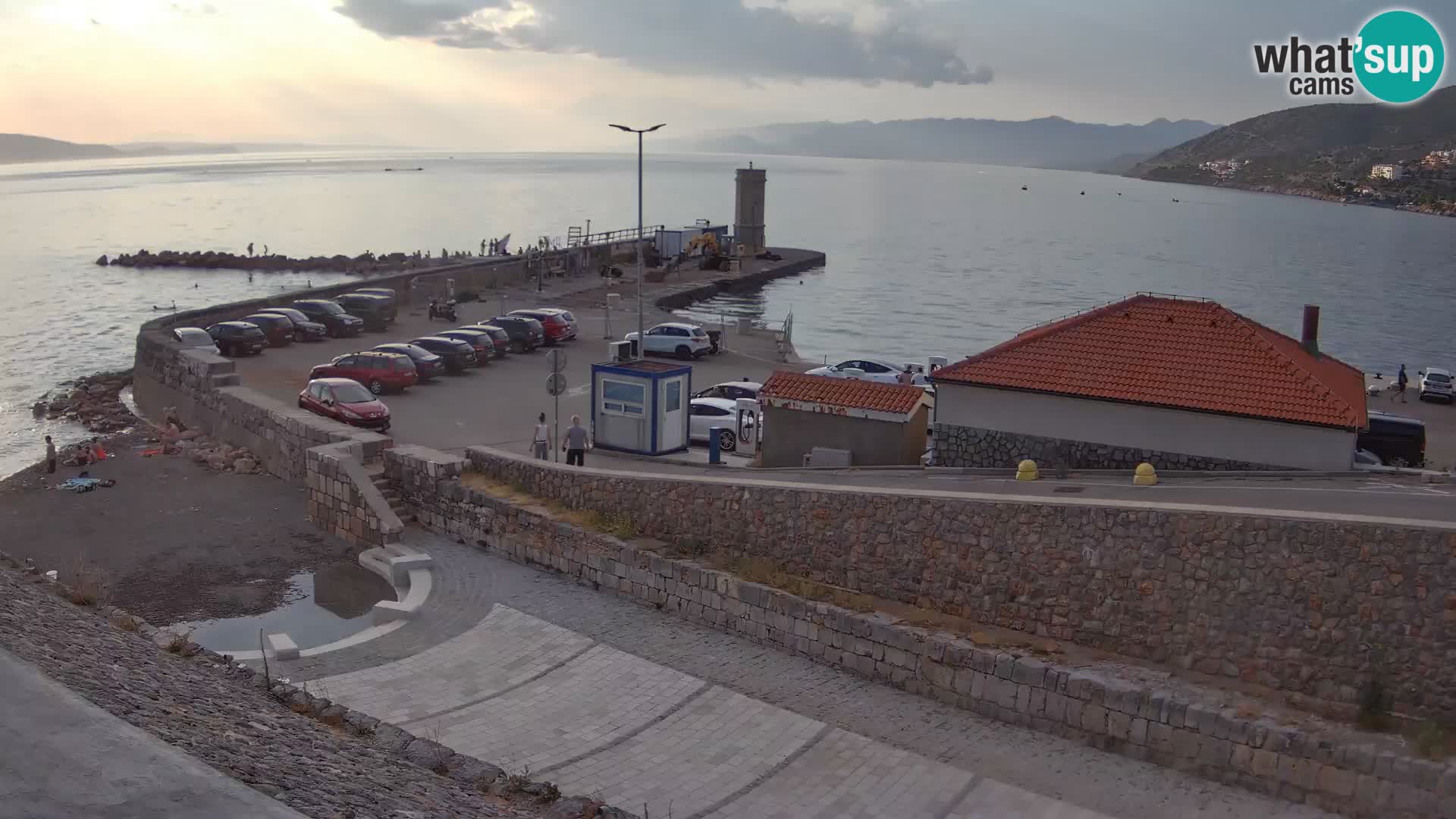 Spletna kamera Senj pristanišče – Pogled na valobran in svetilnik