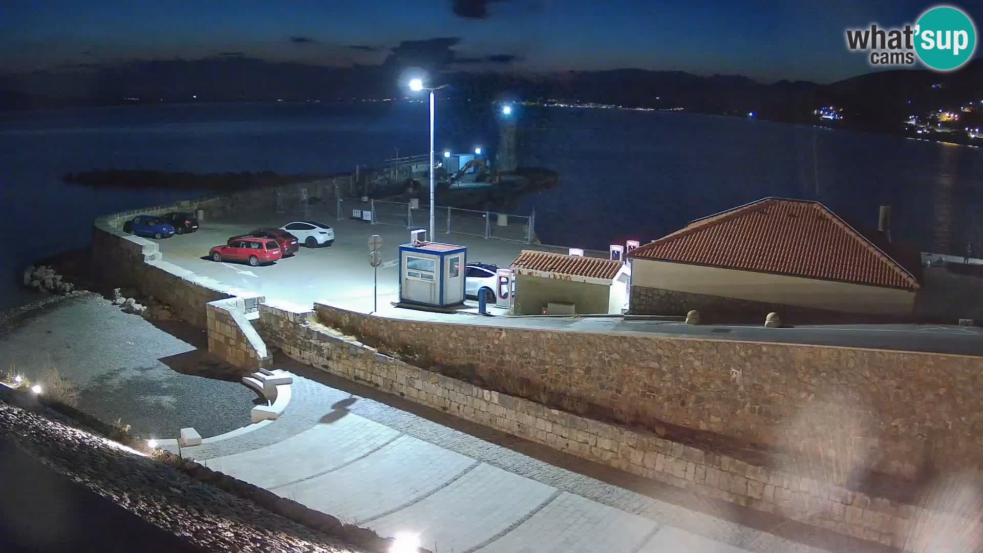 Spletna kamera Senj pristanišče – Pogled na valobran in svetilnik
