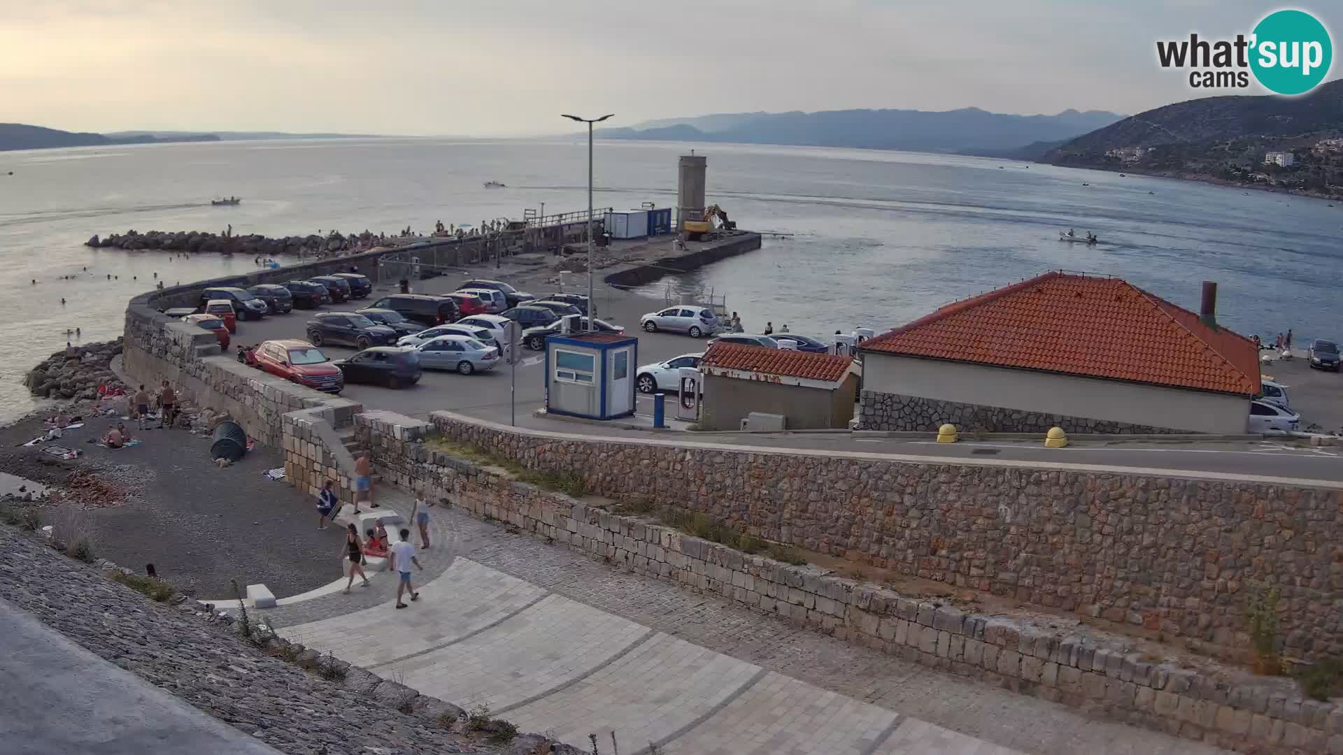 Spletna kamera Senj pristanišče – Pogled na valobran in svetilnik