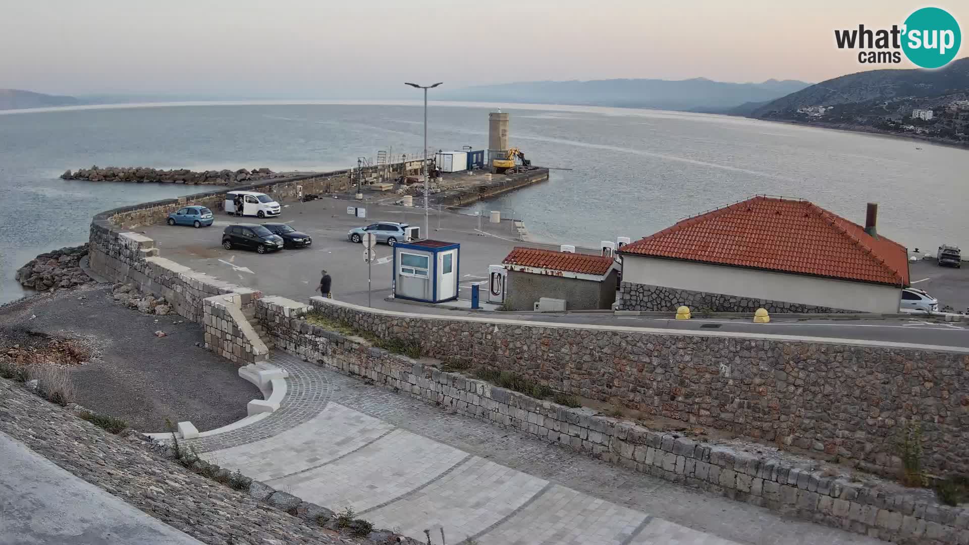 Spletna kamera Senj pristanišče – Pogled na valobran in svetilnik