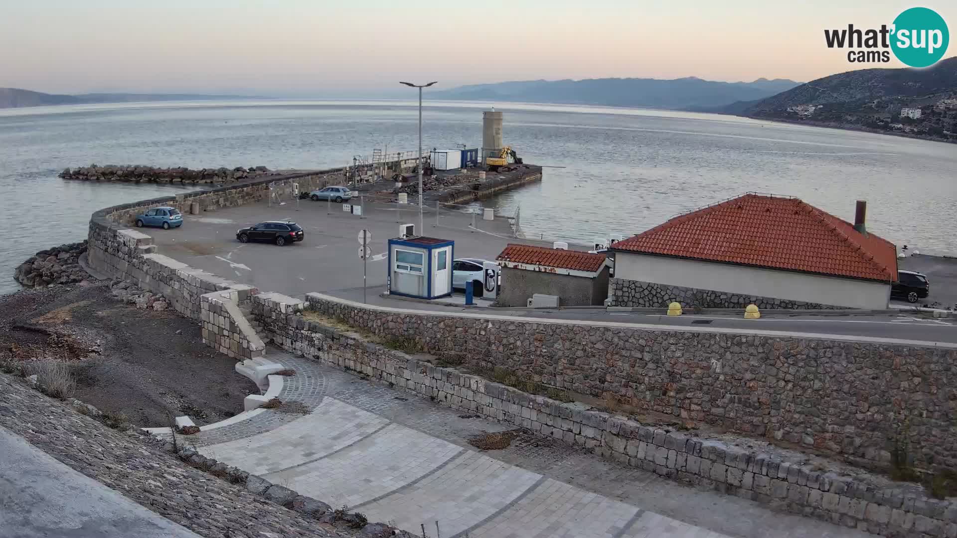 Spletna kamera Senj pristanišče – Pogled na valobran in svetilnik
