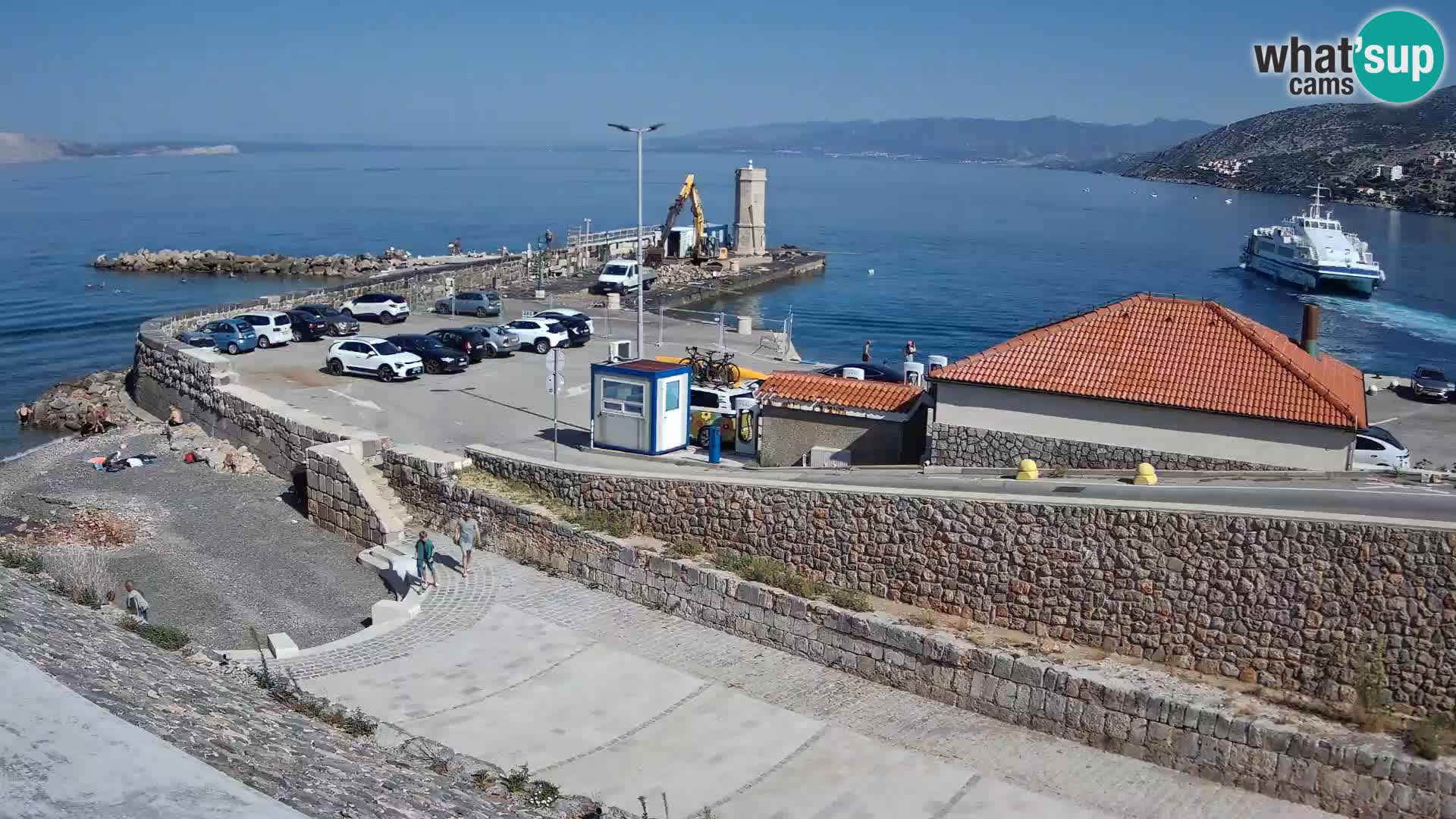 Spletna kamera Senj pristanišče – Pogled na valobran in svetilnik