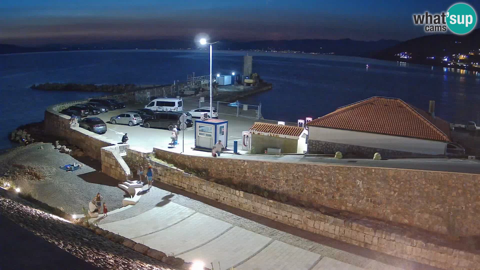 Spletna kamera Senj pristanišče – Pogled na valobran in svetilnik
