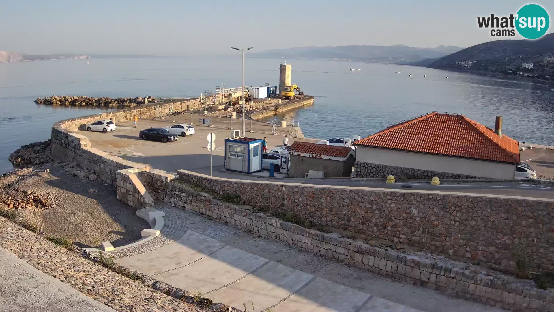 Spletna kamera Senj pristanišče – Pogled na valobran in svetilnik