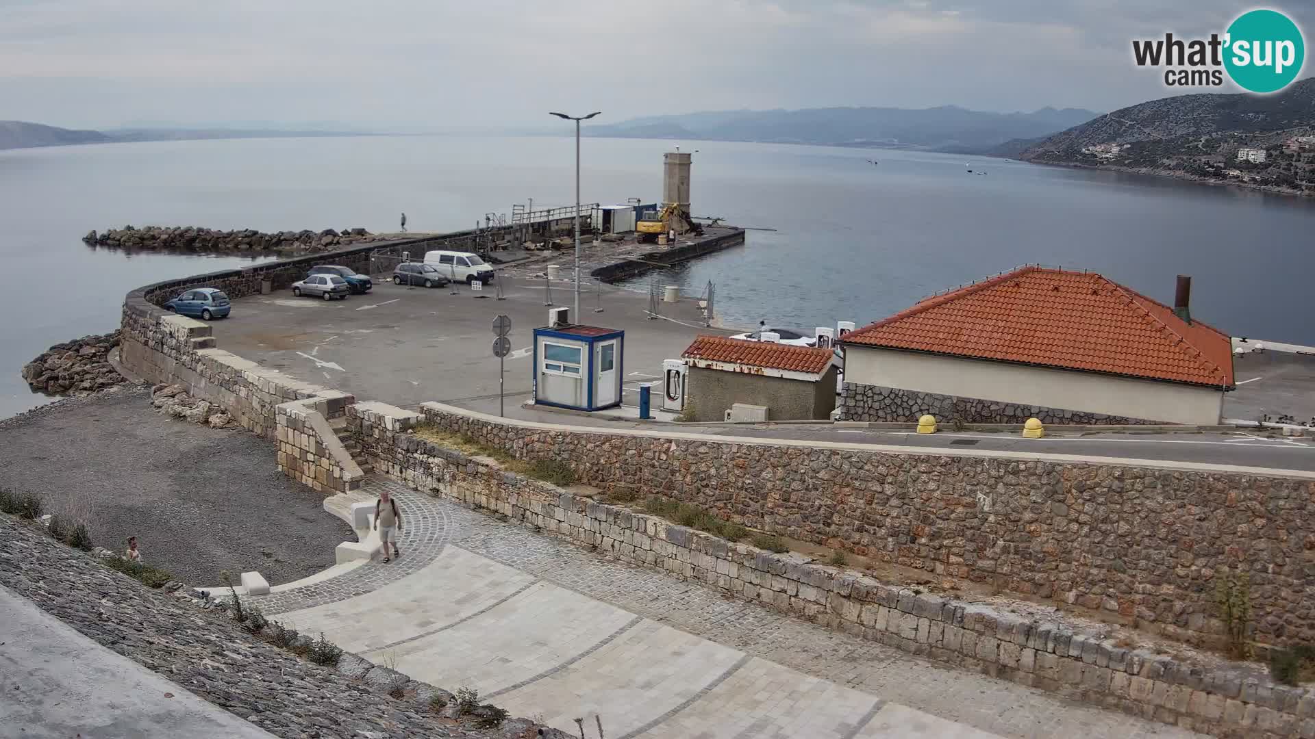 Spletna kamera Senj pristanišče – Pogled na valobran in svetilnik