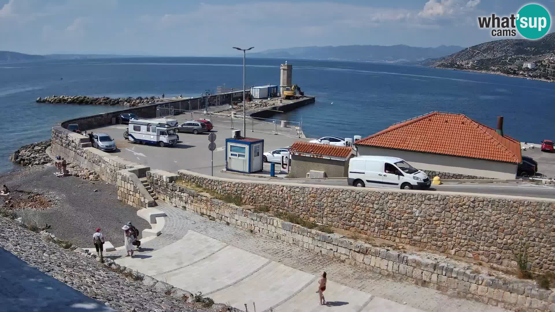 Spletna kamera Senj pristanišče – Pogled na valobran in svetilnik