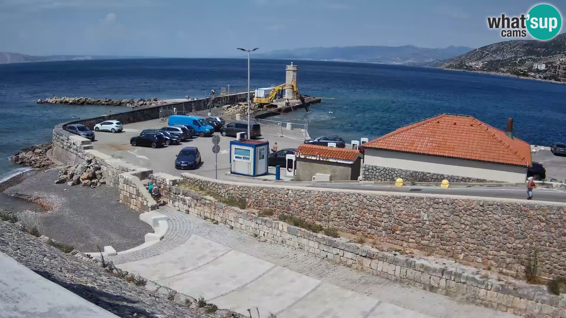 Spletna kamera Senj pristanišče – Pogled na valobran in svetilnik