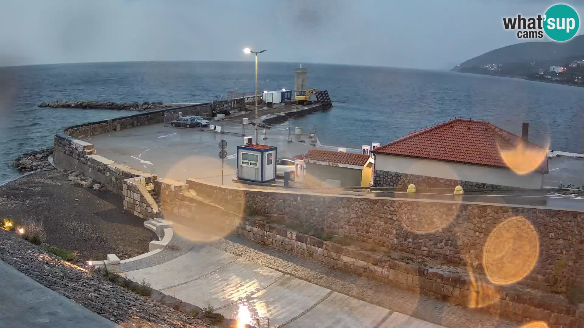 Spletna kamera Senj pristanišče – Pogled na valobran in svetilnik