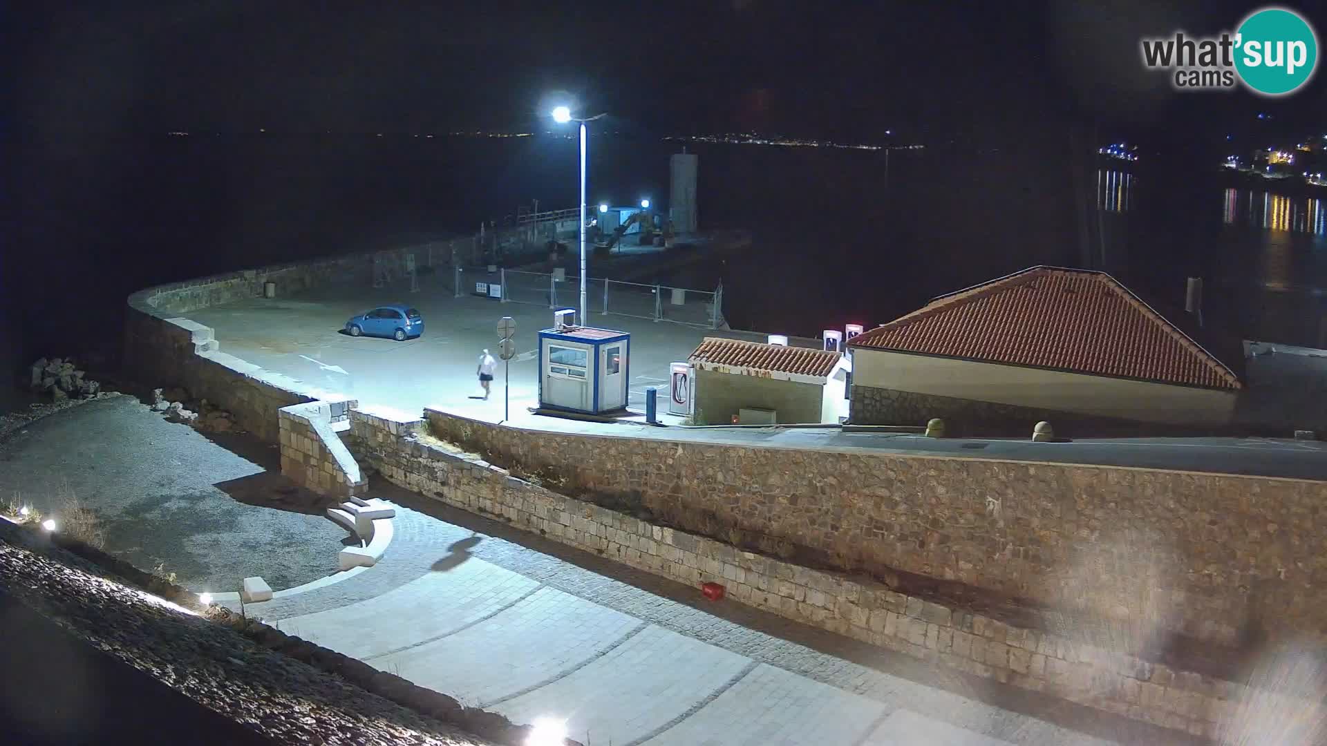 Spletna kamera Senj pristanišče – Pogled na valobran in svetilnik