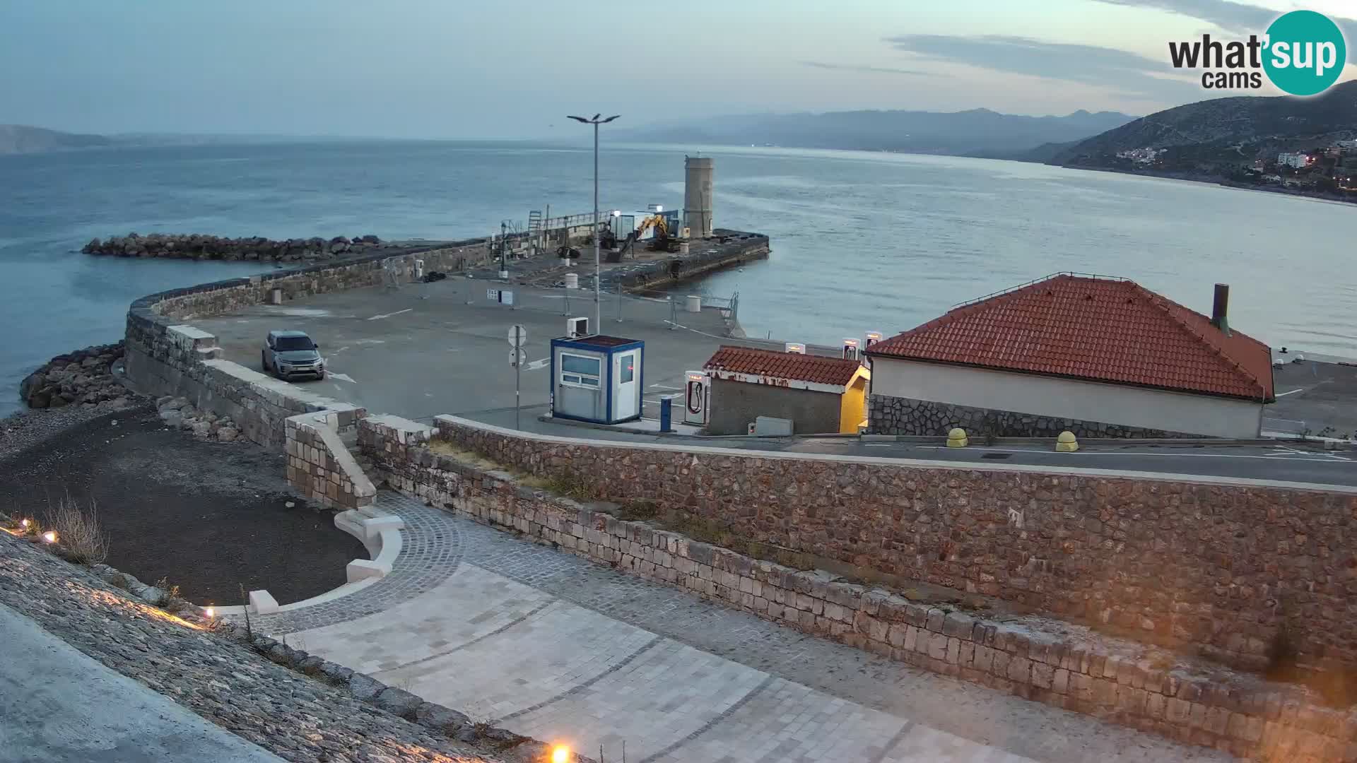 Spletna kamera Senj pristanišče – Pogled na valobran in svetilnik