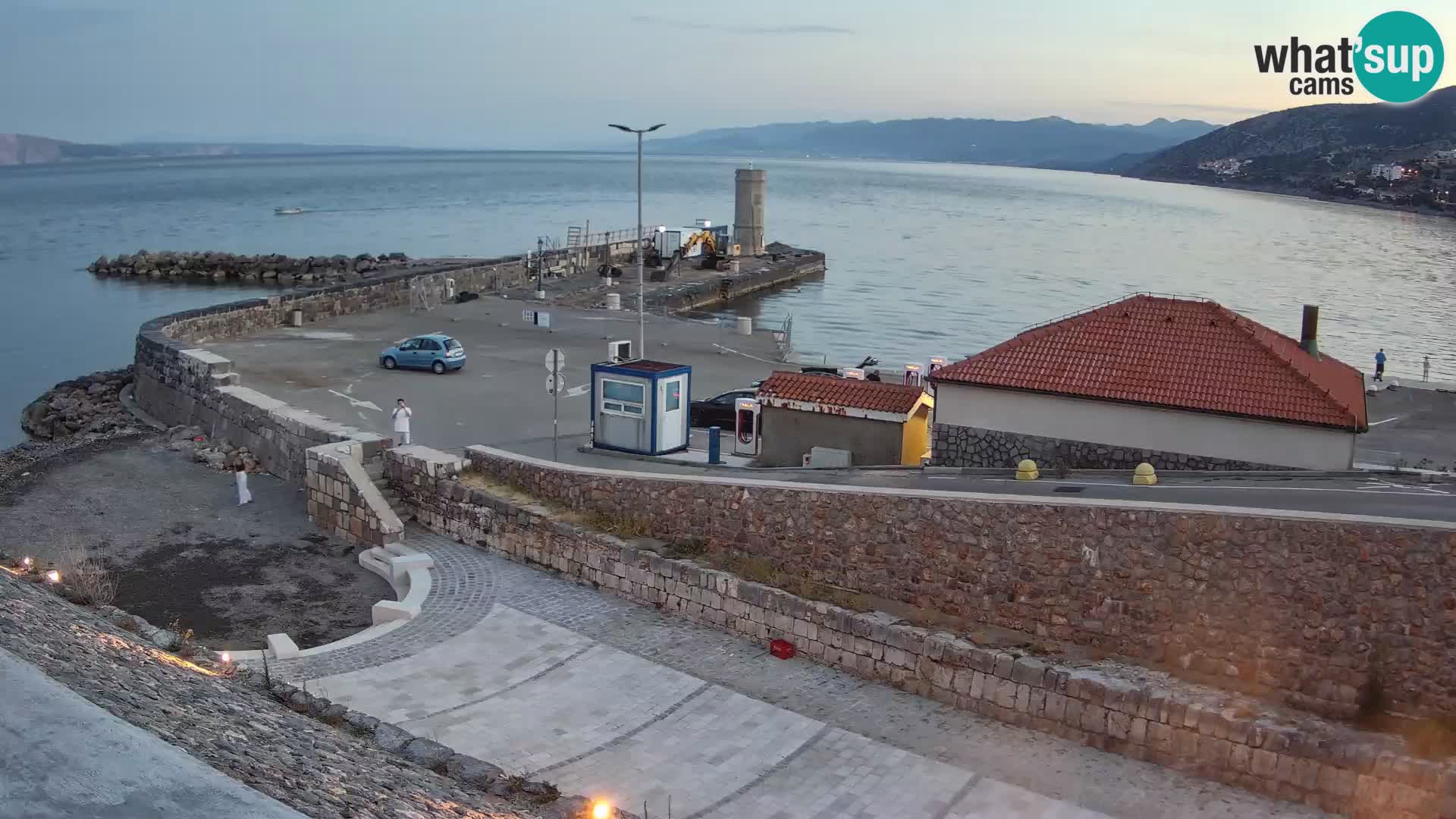 Spletna kamera Senj pristanišče – Pogled na valobran in svetilnik