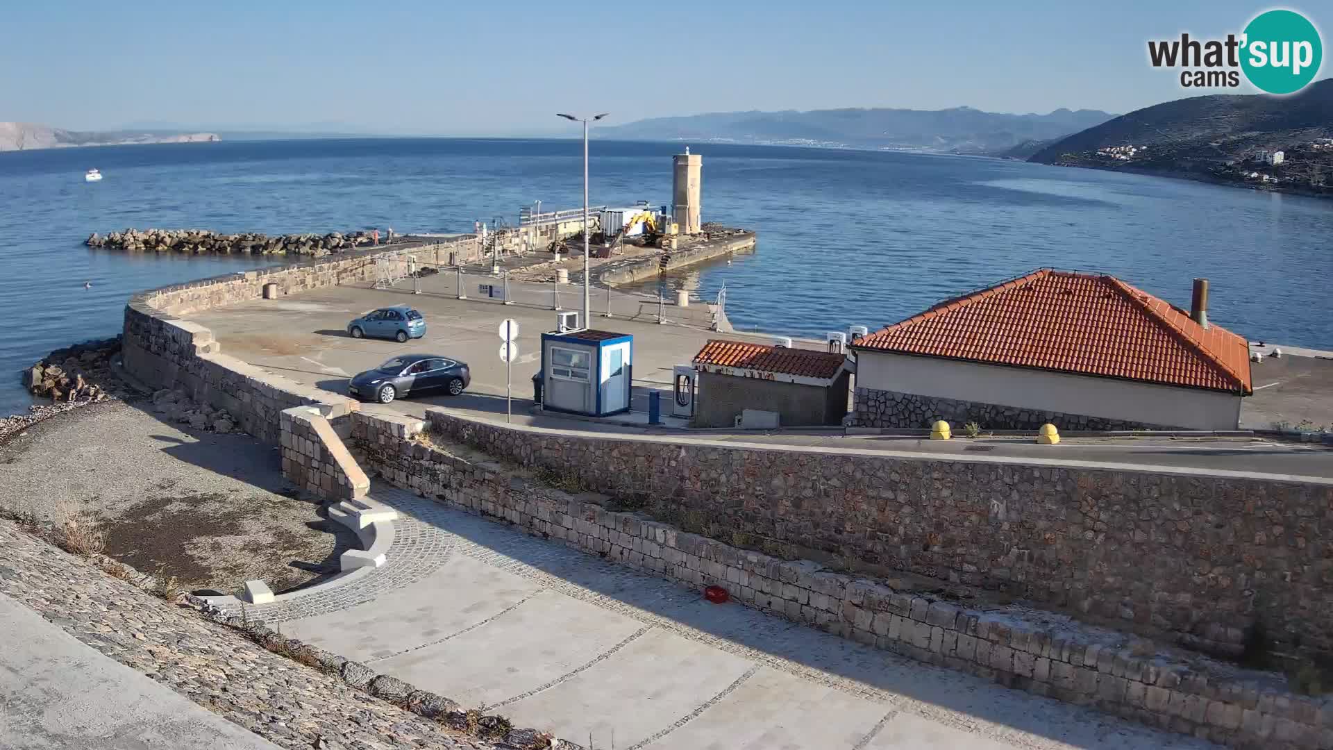 Spletna kamera Senj pristanišče – Pogled na valobran in svetilnik