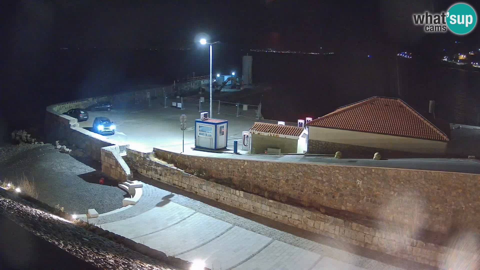 Spletna kamera Senj pristanišče – Pogled na valobran in svetilnik