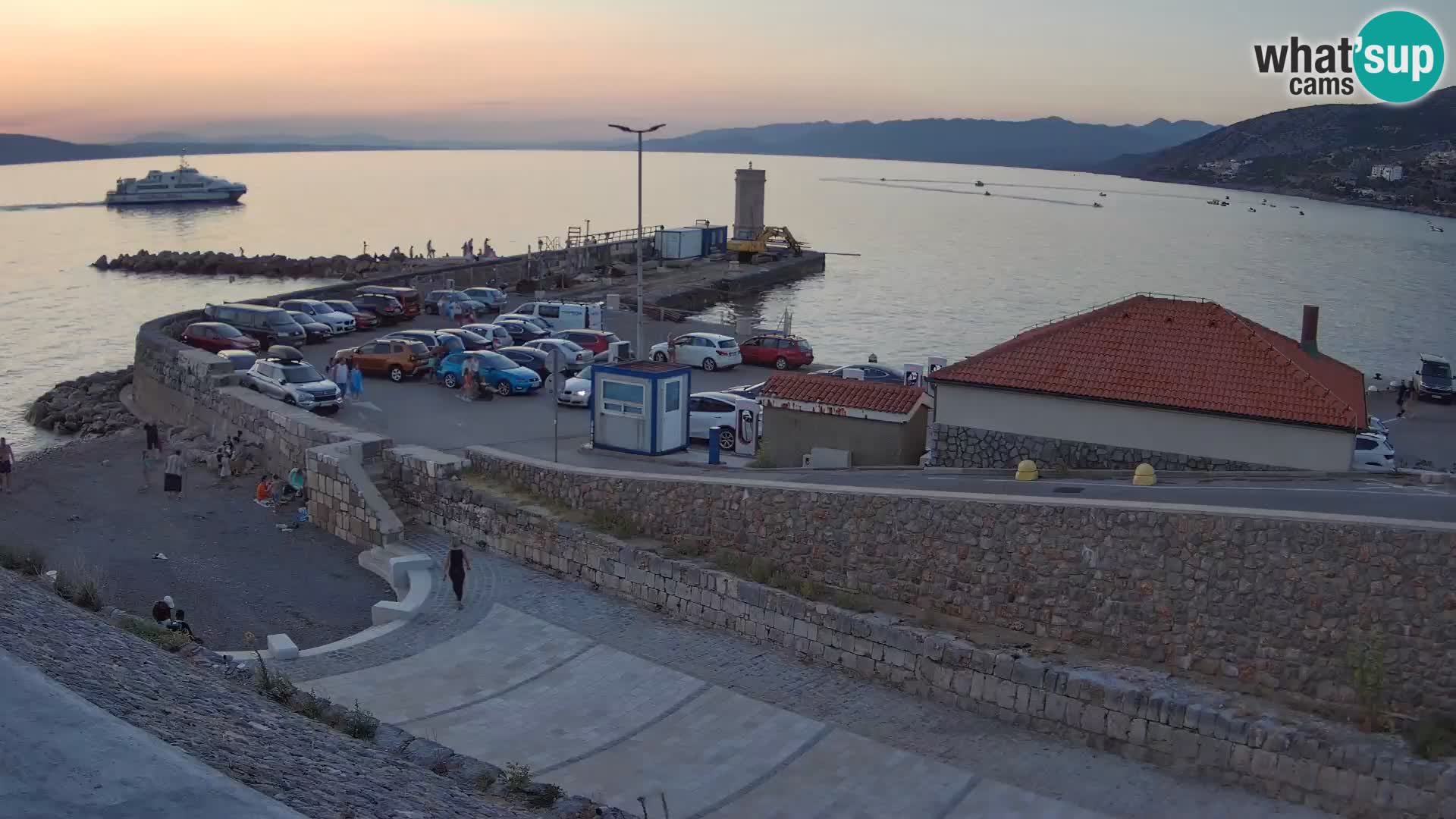 Spletna kamera Senj pristanišče – Pogled na valobran in svetilnik