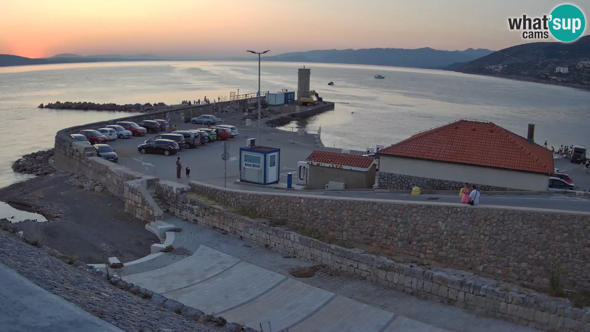 Spletna kamera Senj pristanišče – Pogled na valobran in svetilnik