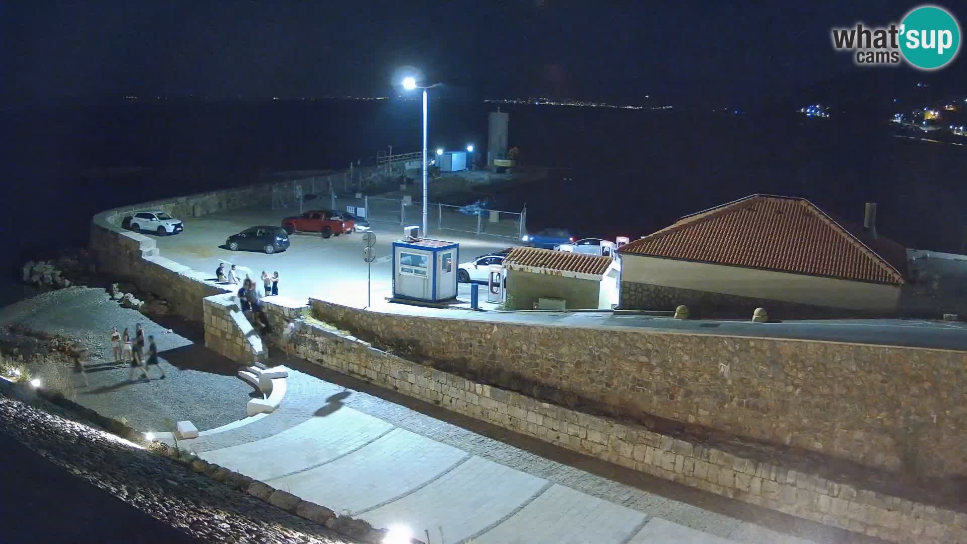 Spletna kamera Senj pristanišče – Pogled na valobran in svetilnik